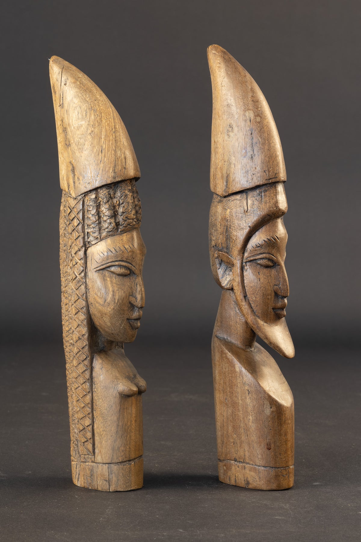Paar gestileerde Afrikaanse houten sculpturen – Man en vrouw – Mid-Century Modern