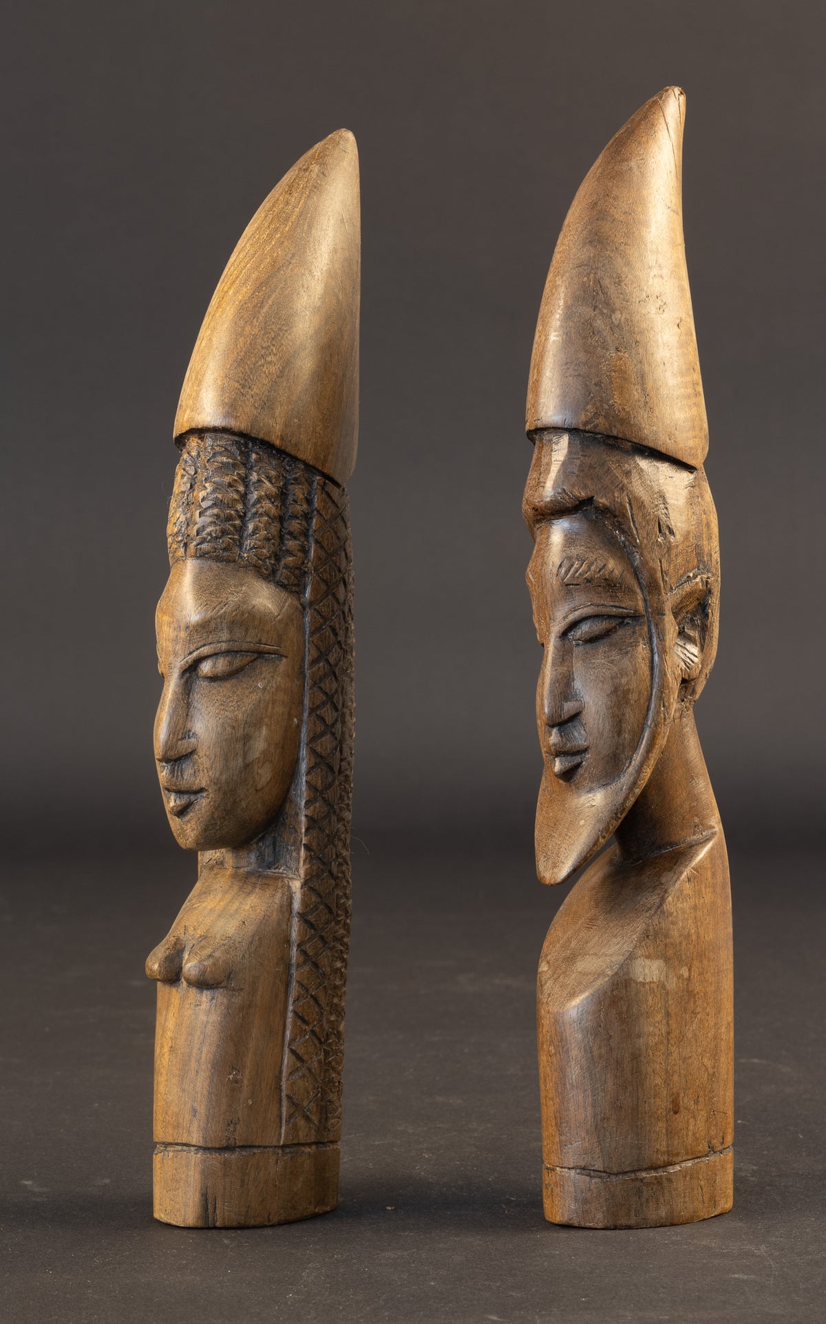 Paar gestileerde Afrikaanse houten sculpturen – Man en vrouw – Mid-Century Modern