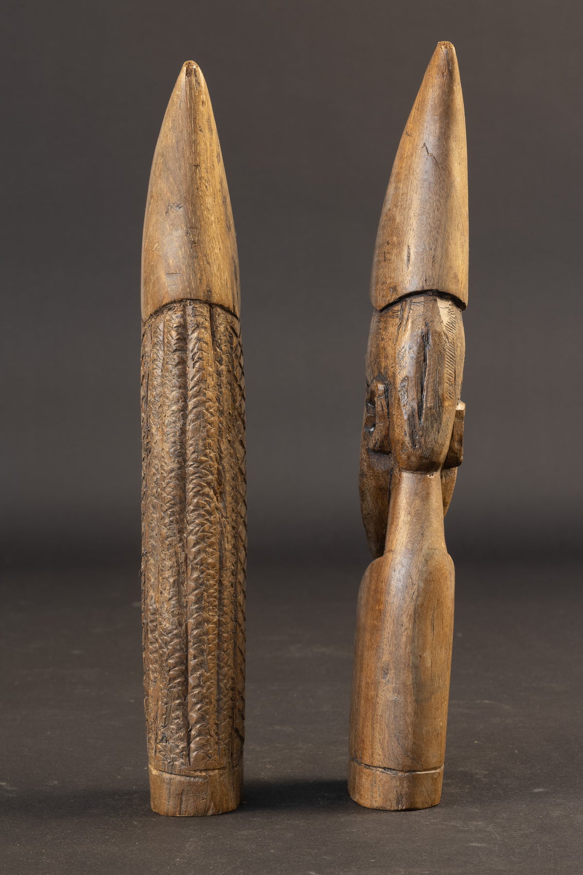 Paar gestileerde Afrikaanse houten sculpturen – Man en vrouw – Mid-Century Modern