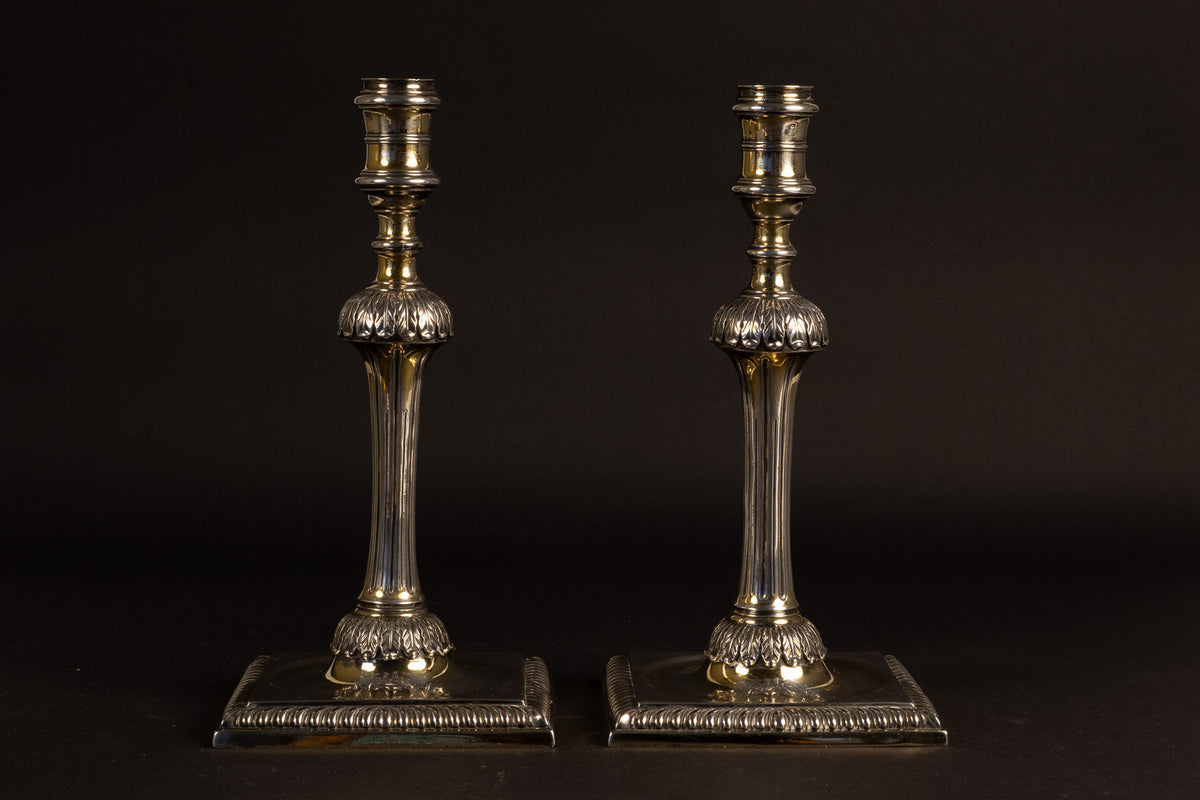 massief gegoten George III sterling zilveren kolomkandelaars – John Parker & Edward Wakelin, Londen 1773
