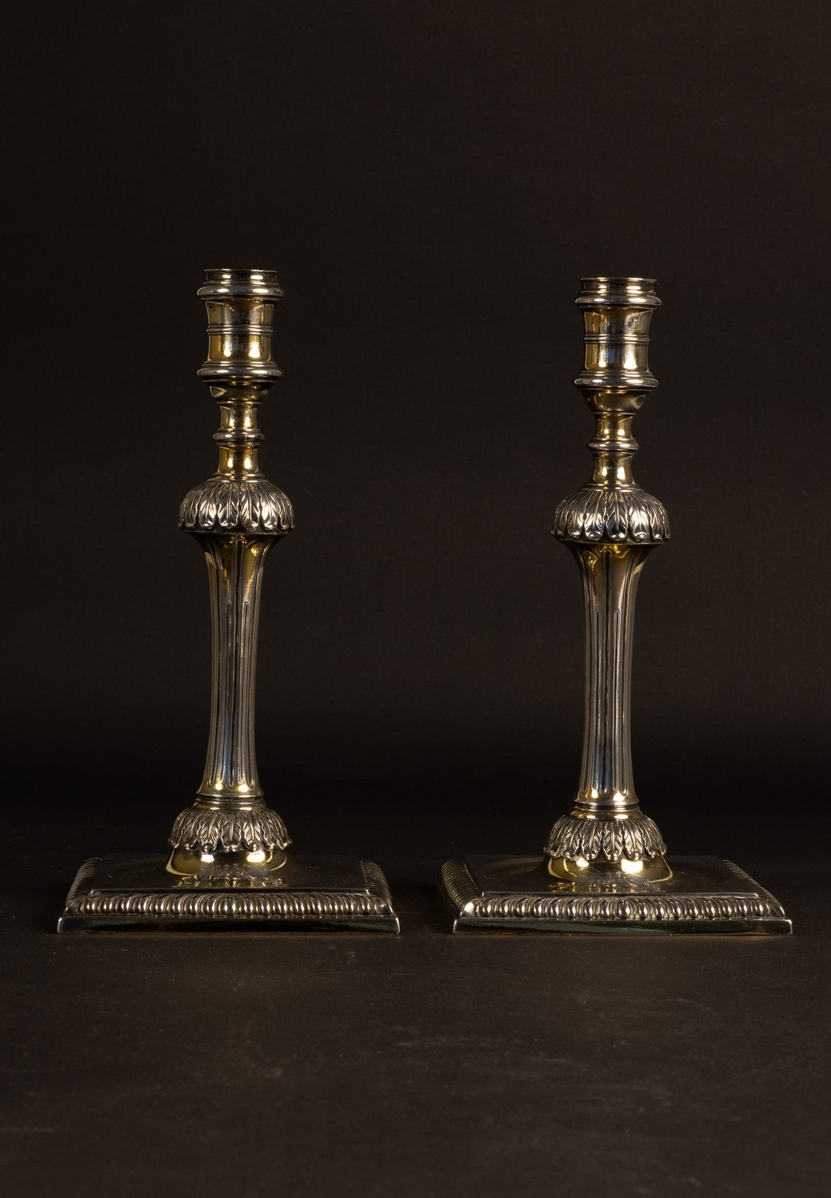 massief gegoten George III sterling zilveren kolomkandelaars – John Parker & Edward Wakelin, Londen 1773