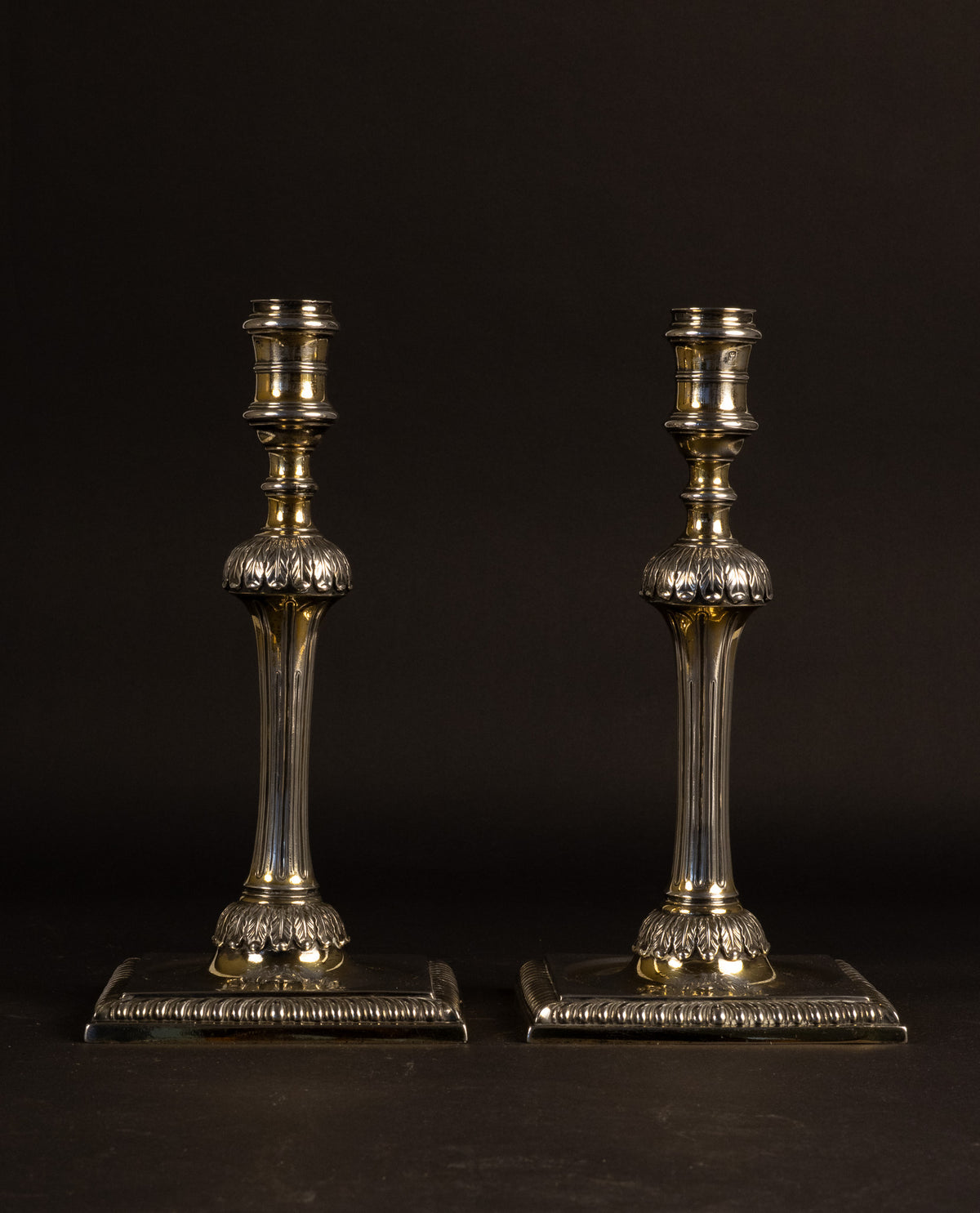 massief gegoten George III sterling zilveren kolomkandelaars – John Parker & Edward Wakelin, Londen 1773