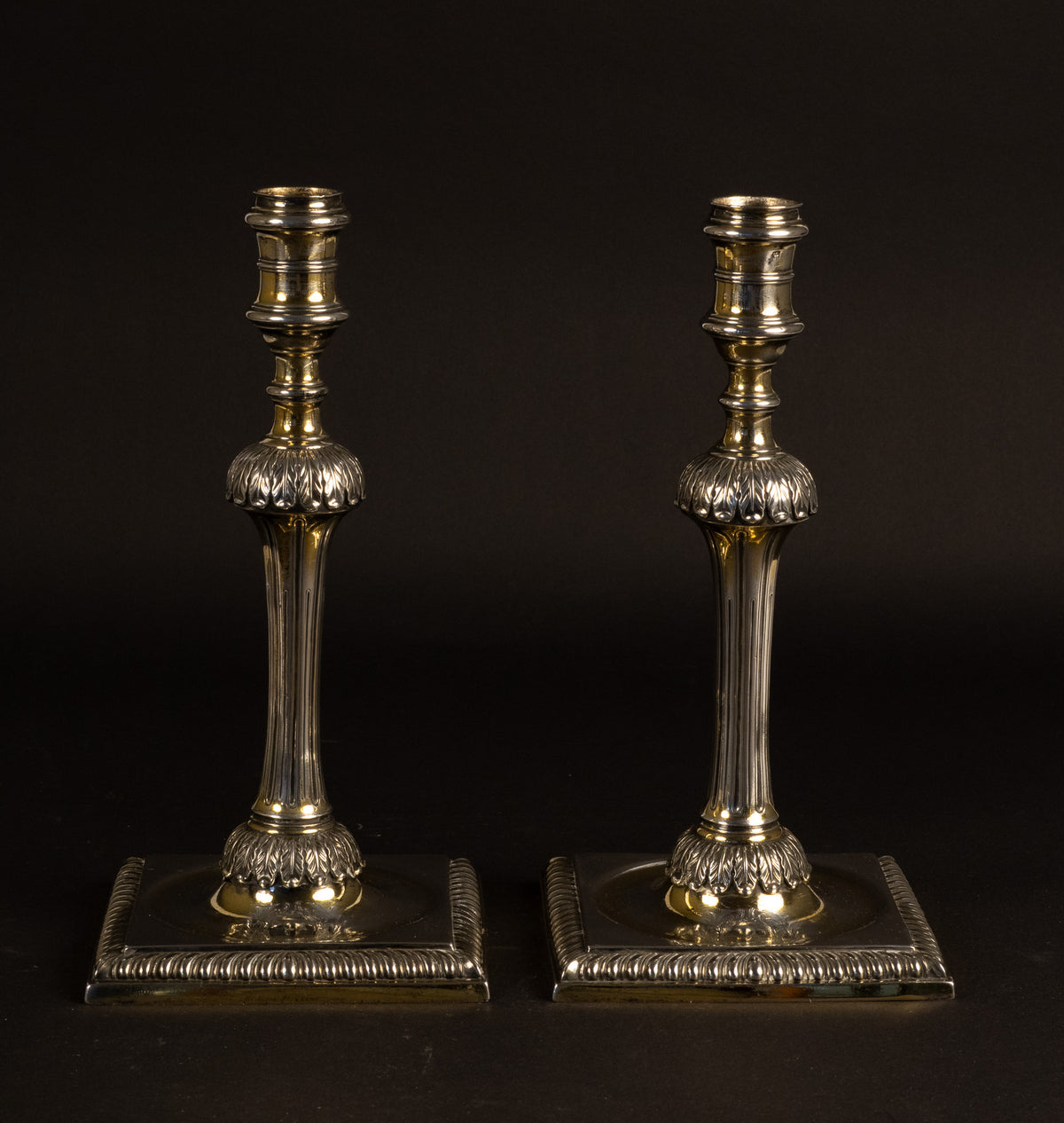 massief gegoten George III sterling zilveren kolomkandelaars – John Parker & Edward Wakelin, Londen 1773