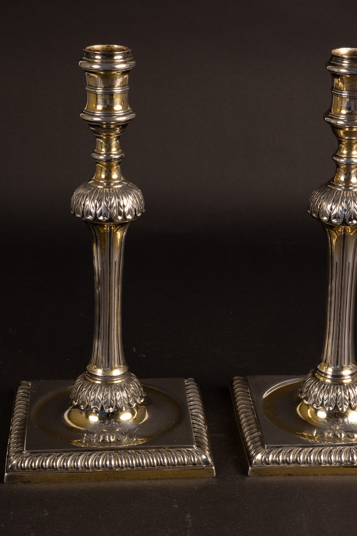 massief gegoten George III sterling zilveren kolomkandelaars – John Parker & Edward Wakelin, Londen 1773