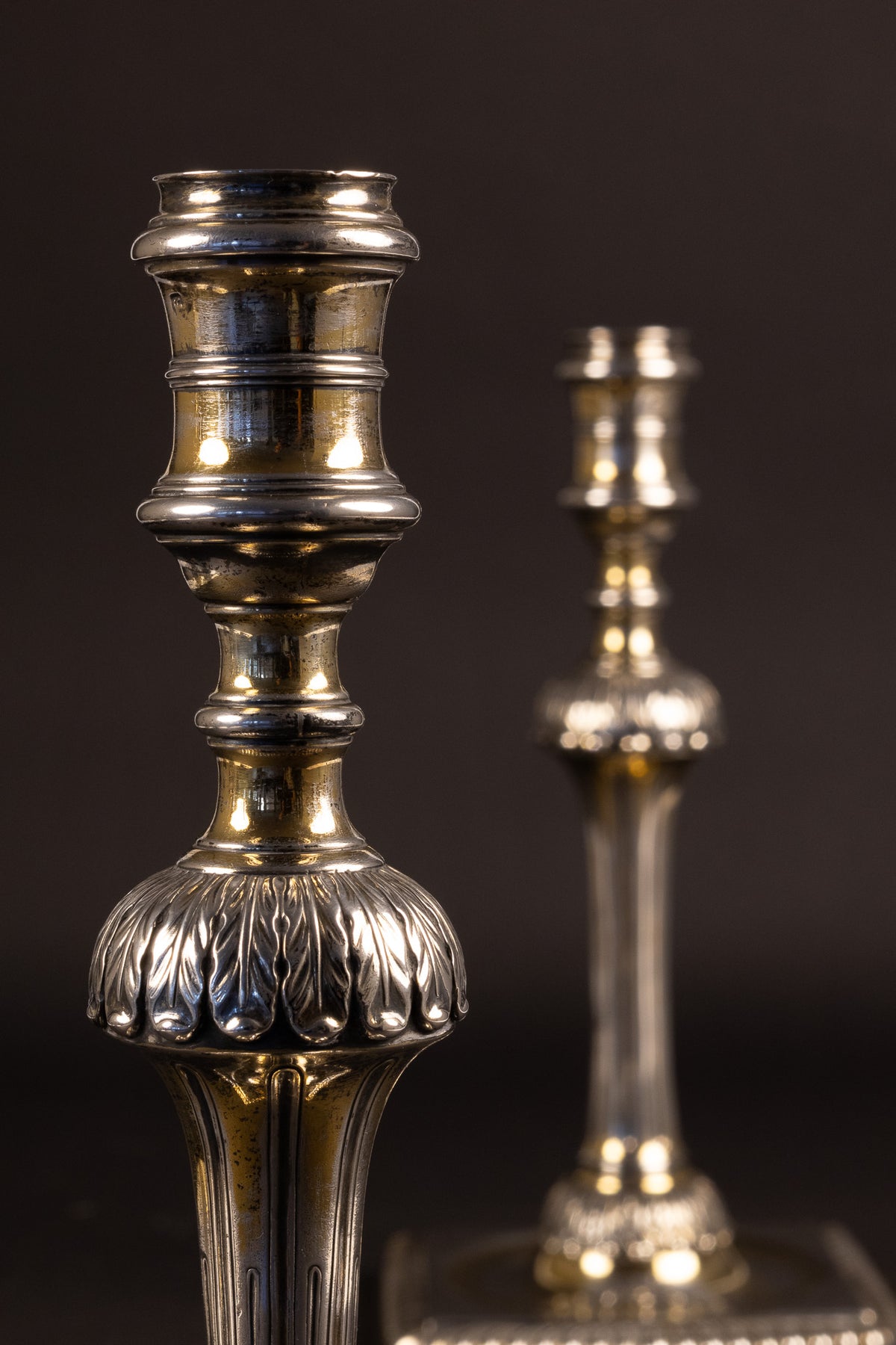 massief gegoten George III sterling zilveren kolomkandelaars – John Parker & Edward Wakelin, Londen 1773