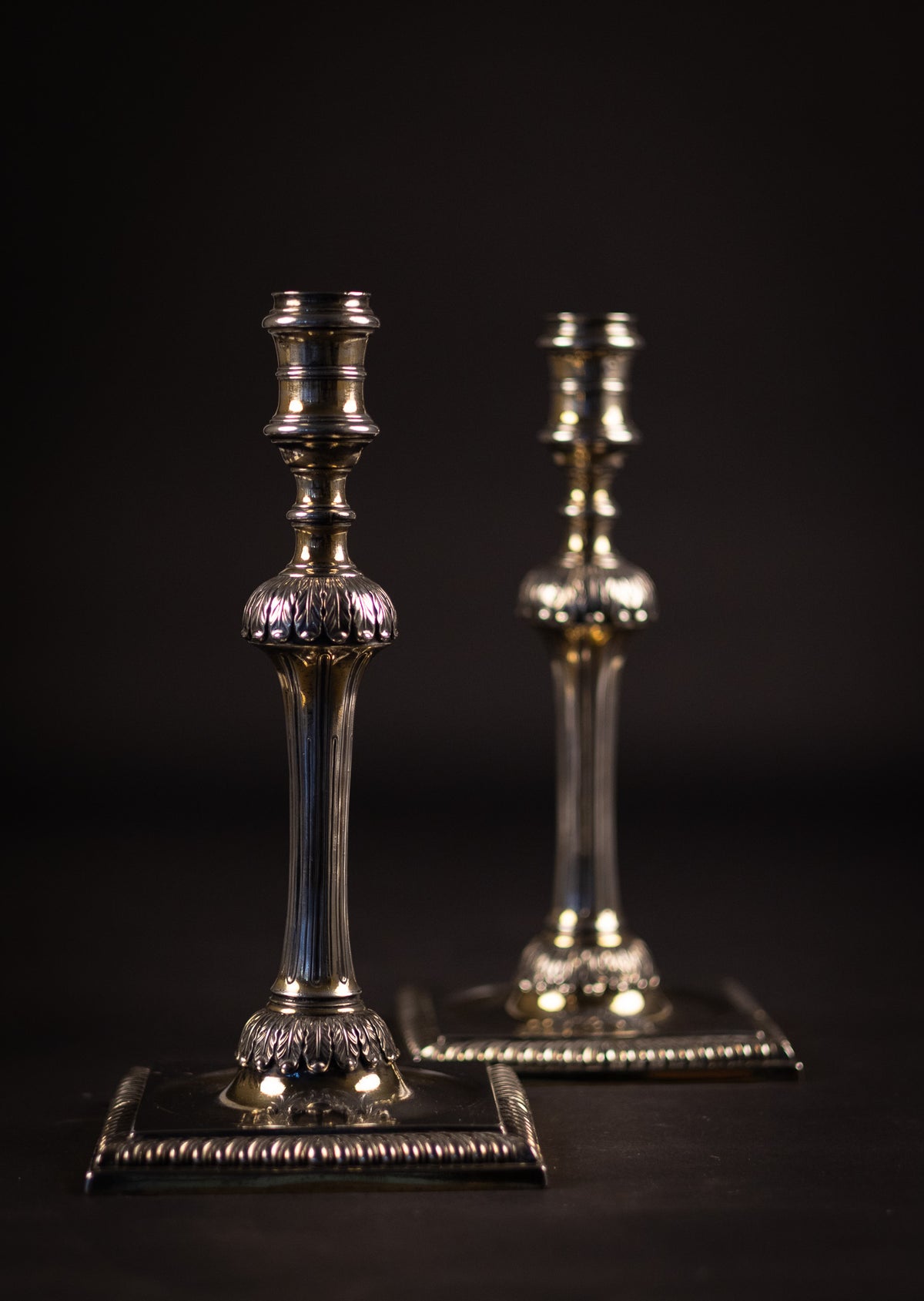 massief gegoten George III sterling zilveren kolomkandelaars – John Parker & Edward Wakelin, Londen 1773