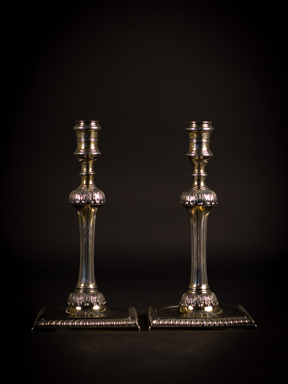 massief gegoten George III sterling zilveren kolomkandelaars – John Parker & Edward Wakelin, Londen 1773