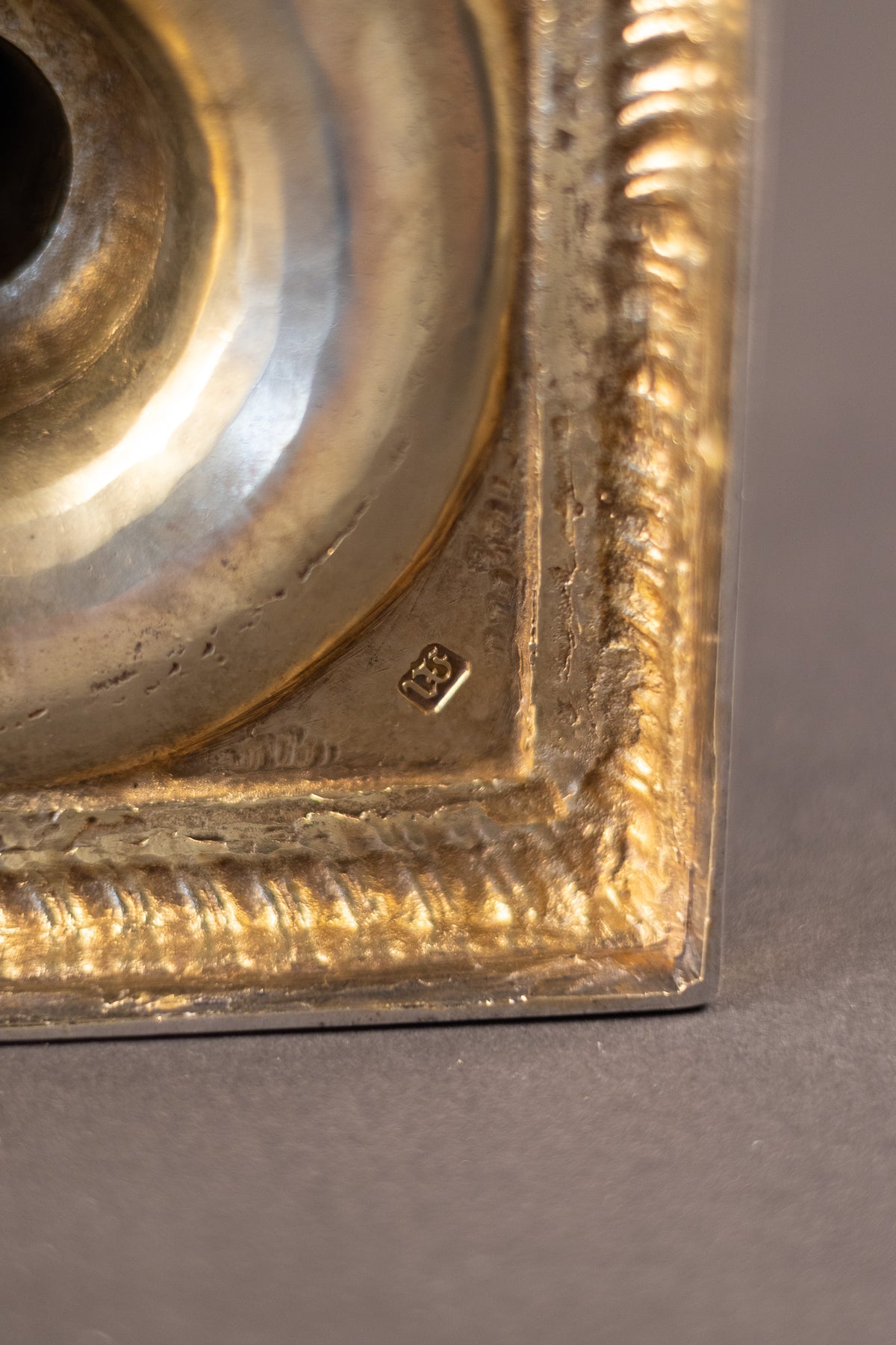 massief gegoten George III sterling zilveren kolomkandelaars – John Parker & Edward Wakelin, Londen 1773