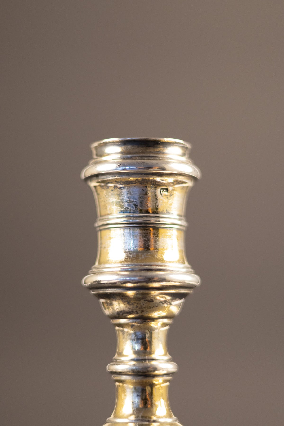 massief gegoten George III sterling zilveren kolomkandelaars – John Parker & Edward Wakelin, Londen 1773