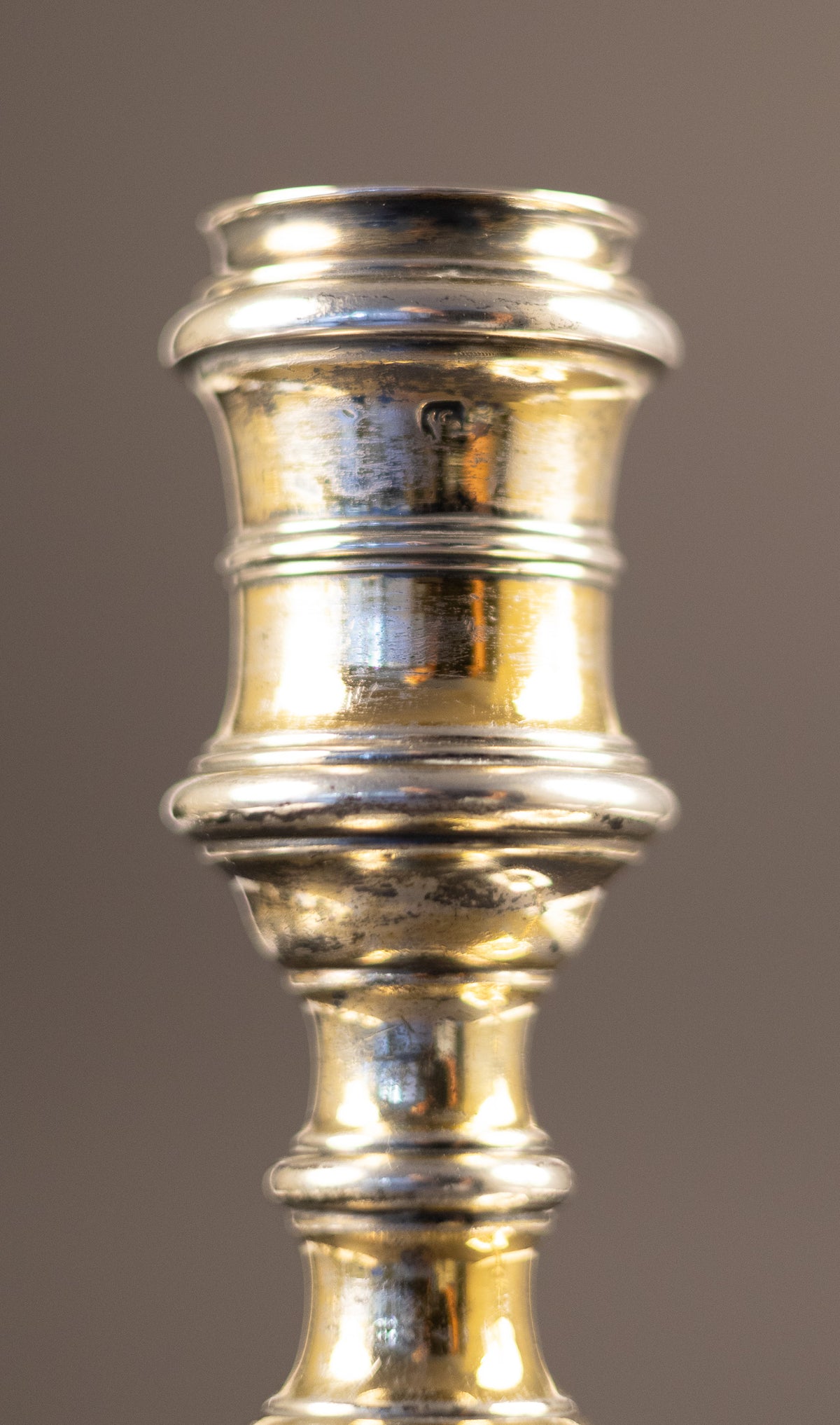 massief gegoten George III sterling zilveren kolomkandelaars – John Parker & Edward Wakelin, Londen 1773