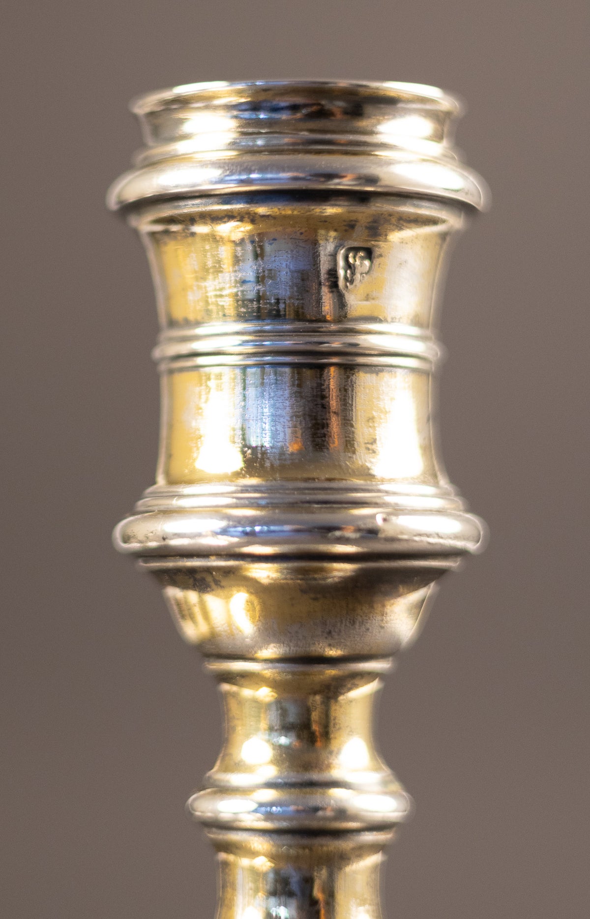 massief gegoten George III sterling zilveren kolomkandelaars – John Parker & Edward Wakelin, Londen 1773