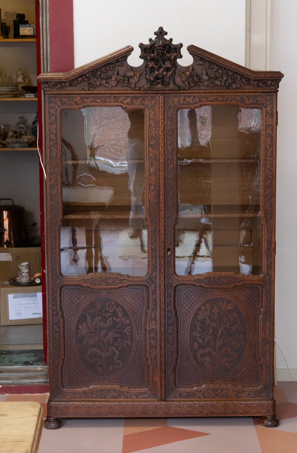 Zeldzaam ranke eiken vitrinekast – Gebroeders Horrix ('s-Gravenhage), ca. 1875–1890