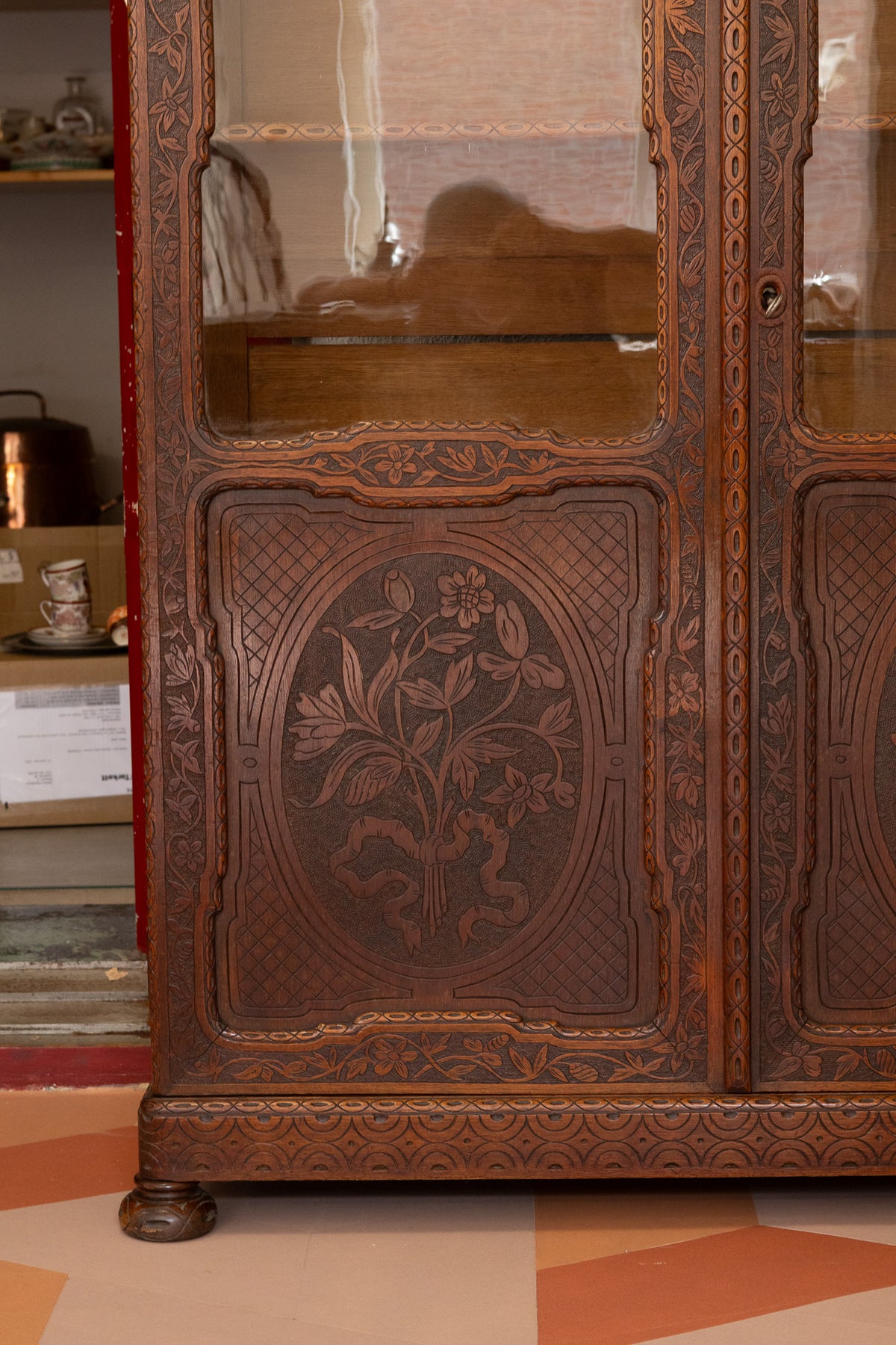 Zeldzaam ranke eiken vitrinekast – Gebroeders Horrix ('s-Gravenhage), ca. 1875–1890