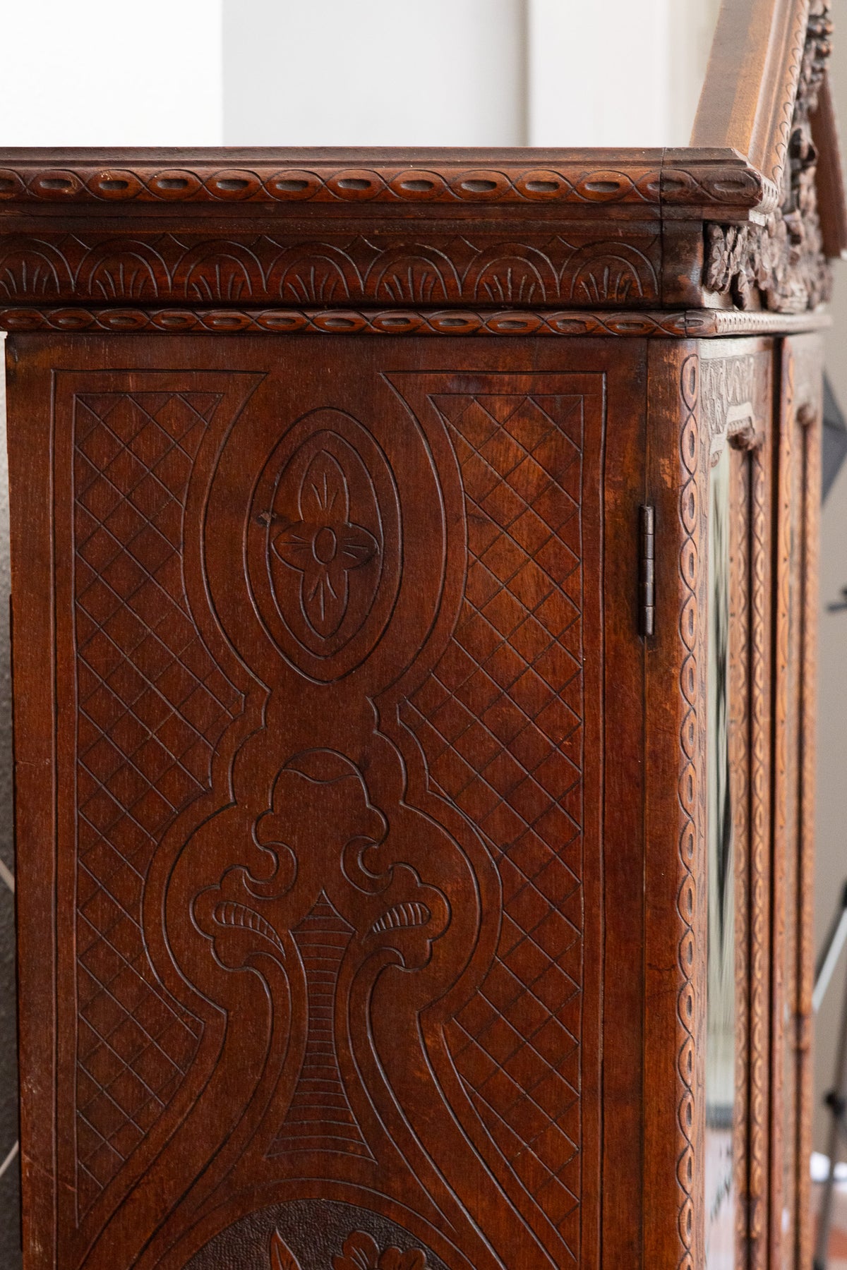Zeldzaam ranke eiken vitrinekast – Gebroeders Horrix ('s-Gravenhage), ca. 1875–1890