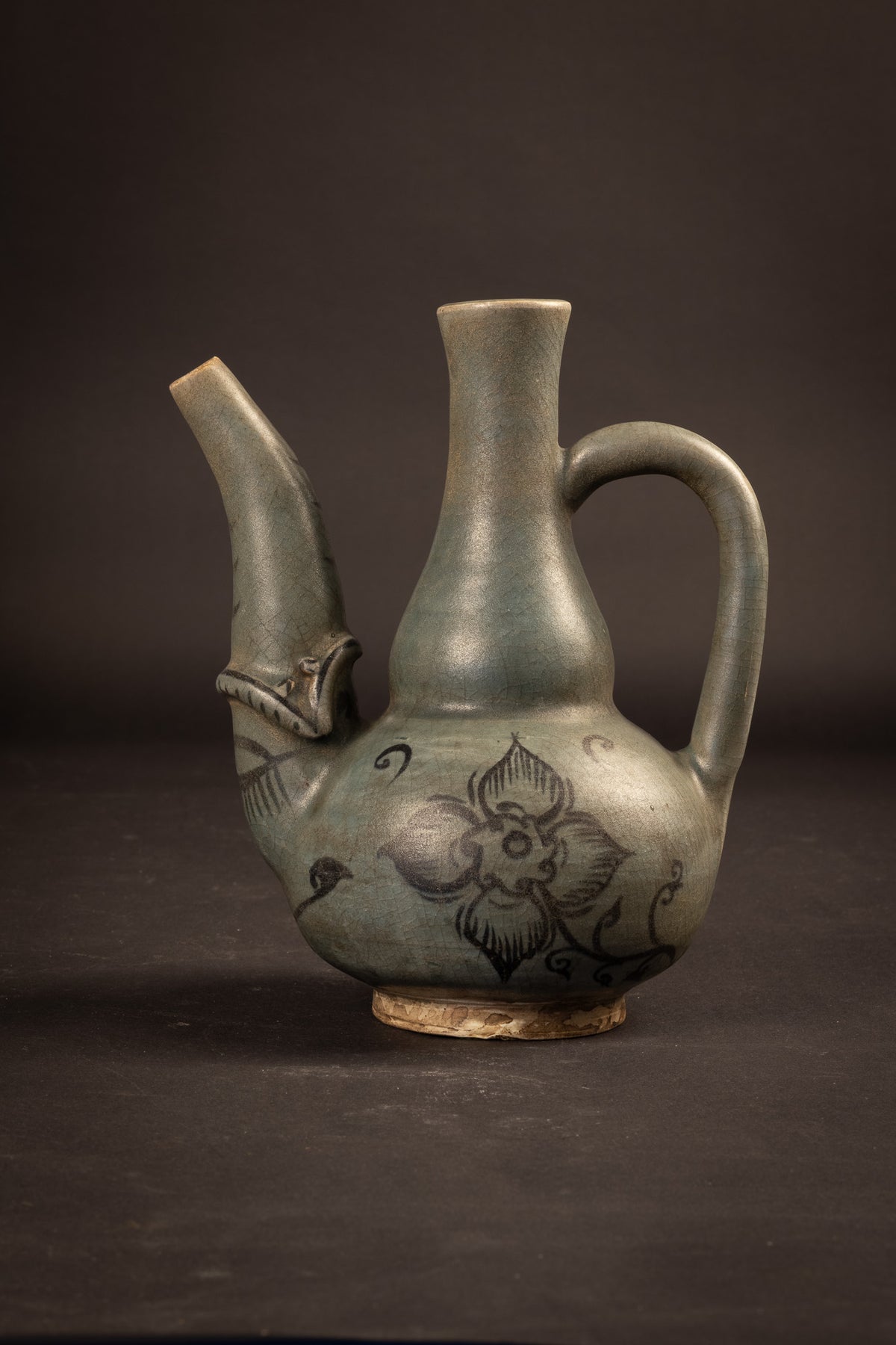 Thailändische Sawankhalok-Celadon-Kanne mit Fabeldiertülle – 14./15. Jahrhundert (21,6 cm)