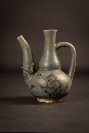 Thailändische Sawankhalok-Celadon-Kanne mit Fabeldiertülle – 14./15. Jahrhundert (21,6 cm)