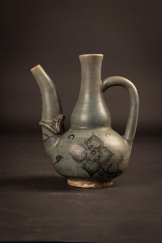 Thaise Sawankhalok celadon schenkkan met fabeldiertuit – 14e/15e eeuw (21,6 cm)