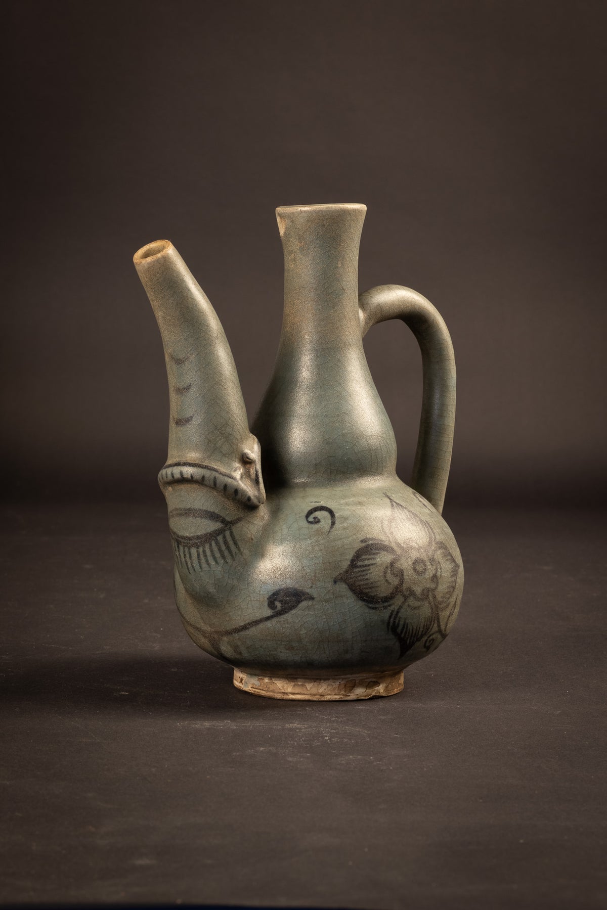 Thailändische Sawankhalok-Celadon-Kanne mit Fabeldiertülle – 14./15. Jahrhundert (21,6 cm)