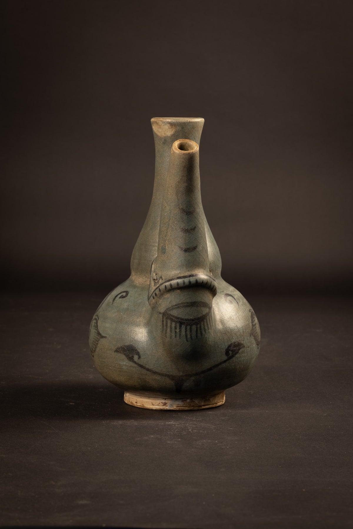 Thailändische Sawankhalok-Celadon-Kanne mit Fabeldiertülle – 14./15. Jahrhundert (21,6 cm)