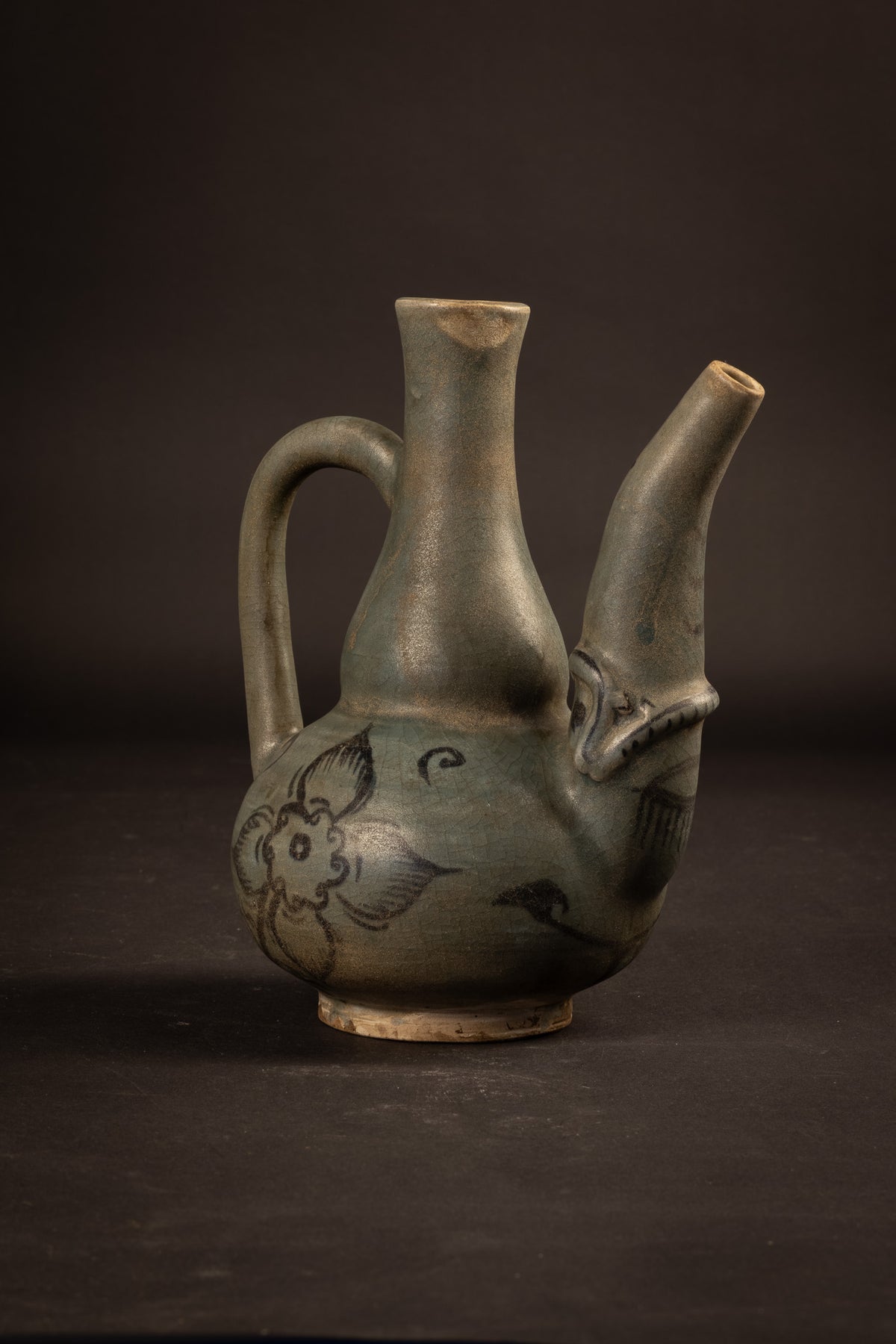 Thailändische Sawankhalok-Celadon-Kanne mit Fabeldiertülle – 14./15. Jahrhundert (21,6 cm)