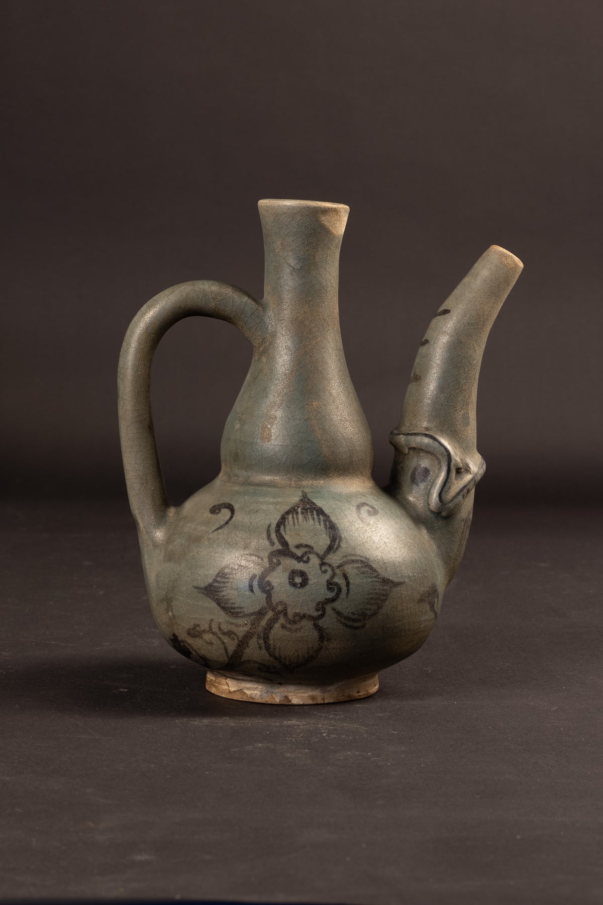 Thailändische Sawankhalok-Celadon-Kanne mit Fabeldiertülle – 14./15. Jahrhundert (21,6 cm)