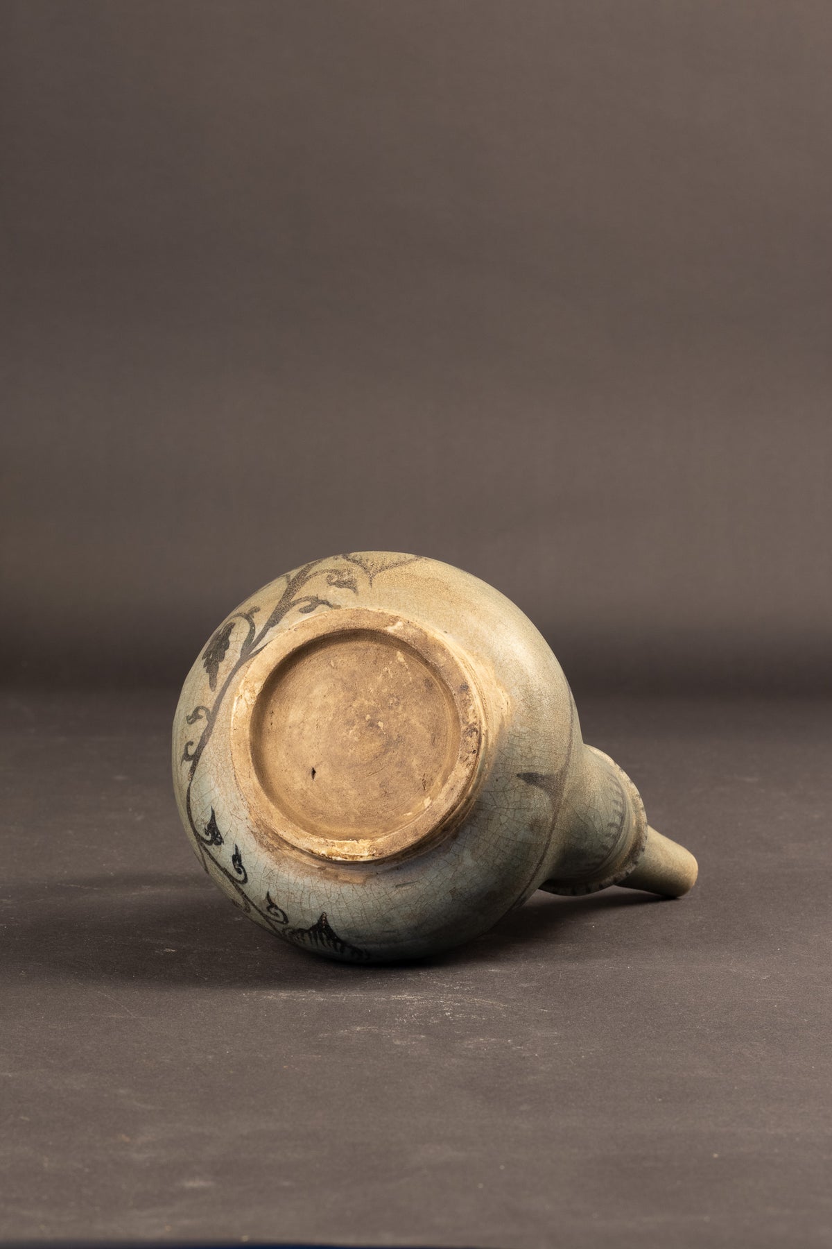 Thailändische Sawankhalok-Celadon-Kanne mit Fabeldiertülle – 14./15. Jahrhundert (21,6 cm)