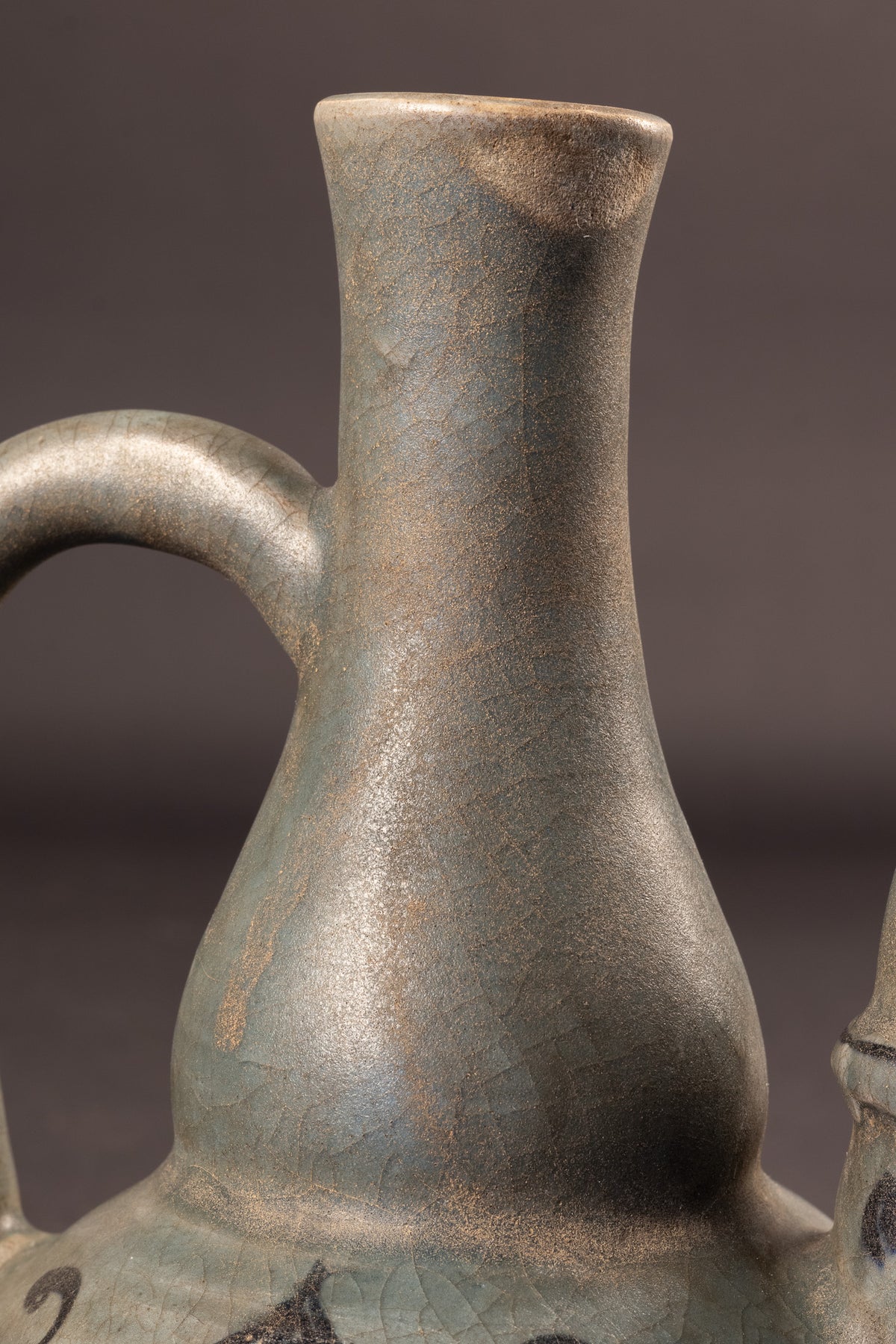 Thailändische Sawankhalok-Celadon-Kanne mit Fabeldiertülle – 14./15. Jahrhundert (21,6 cm)
