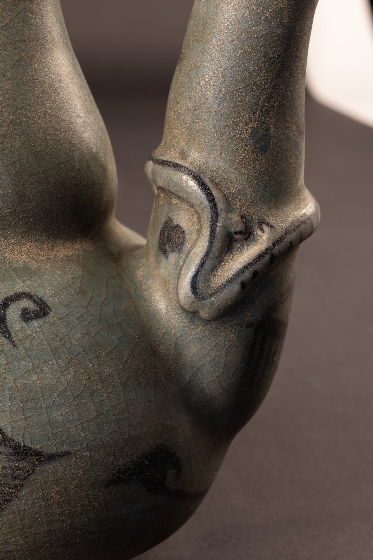 Thailändische Sawankhalok-Celadon-Kanne mit Fabeldiertülle – 14./15. Jahrhundert (21,6 cm)