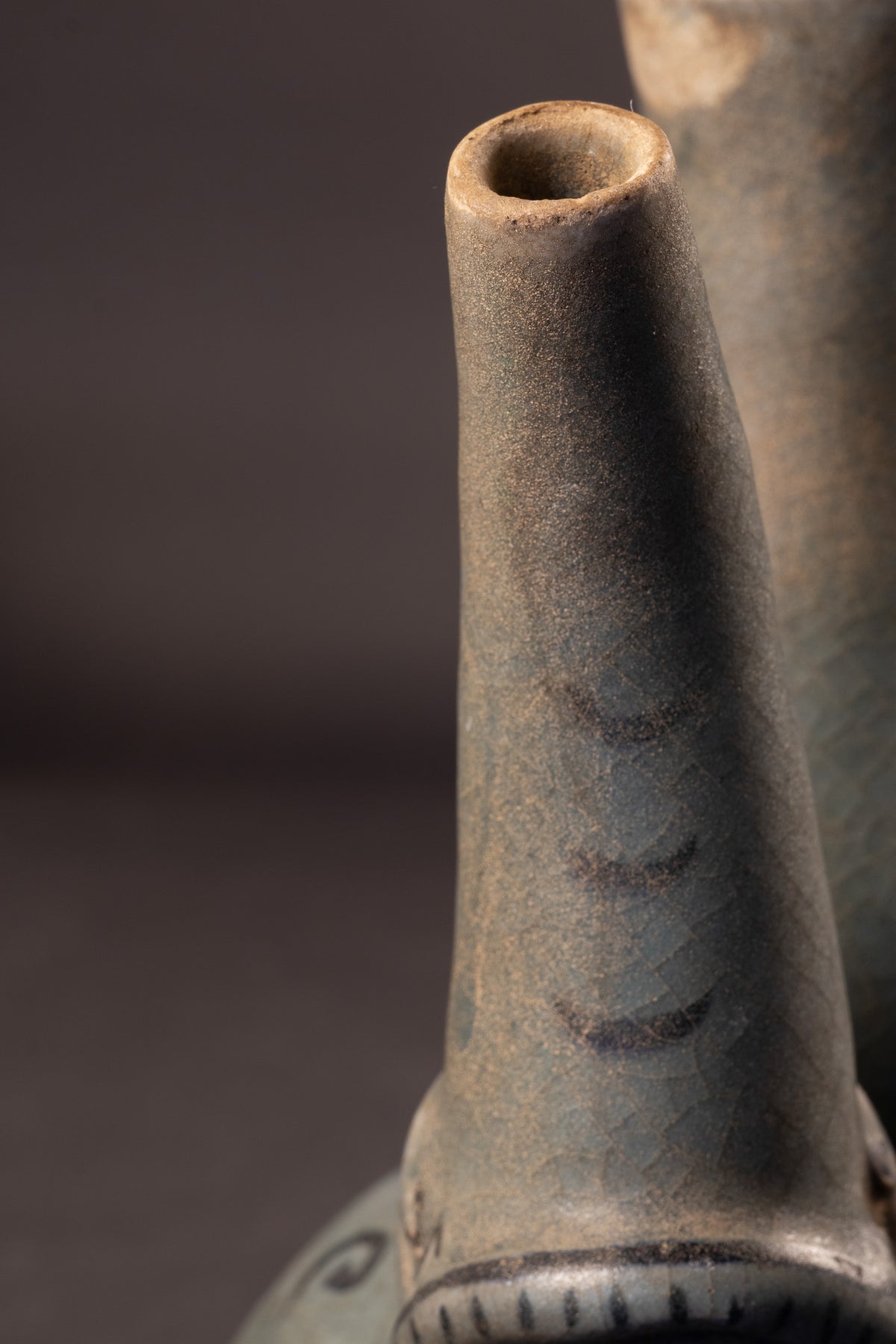 Thailändische Sawankhalok-Celadon-Kanne mit Fabeldiertülle – 14./15. Jahrhundert (21,6 cm)