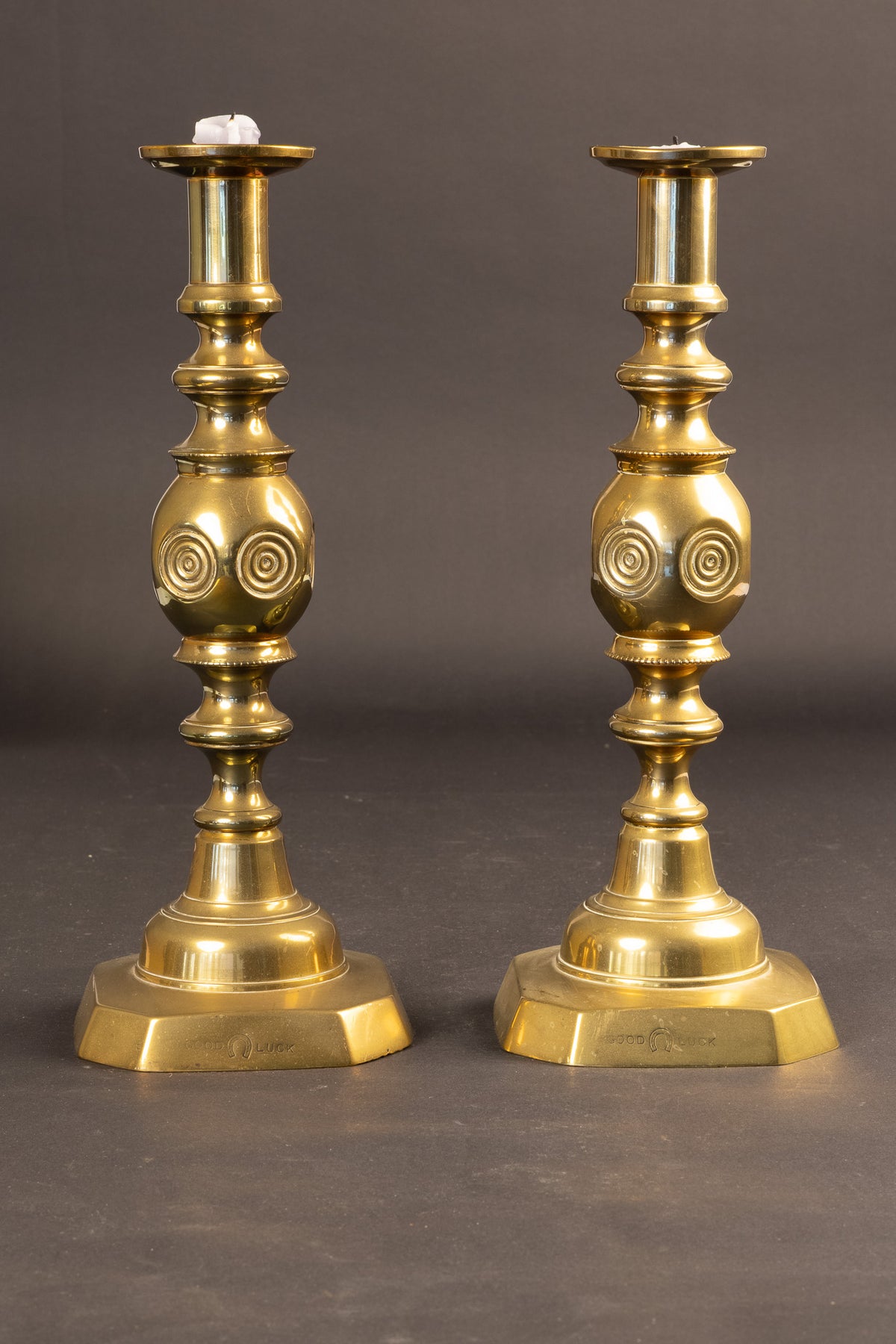 Großes Paar viktorianischer Kupferkerzenständer mit „Good Luck“-Punze – ca. 1900 (31,6 cm)