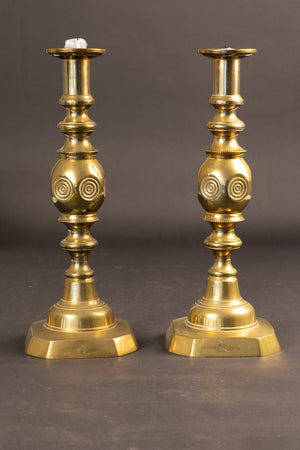 Großes Paar viktorianischer Kupferkerzenständer mit „Good Luck“-Punze – ca. 1900 (31,6 cm)