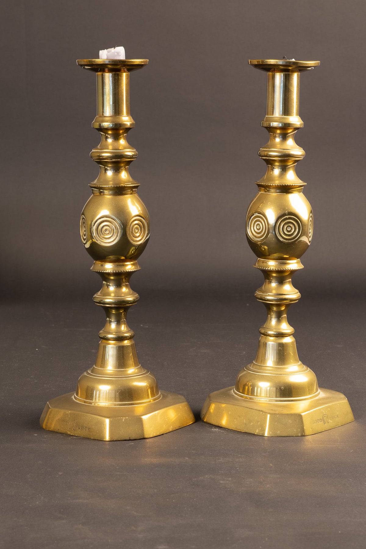 Großes Paar viktorianischer Kupferkerzenständer mit „Good Luck“-Punze – ca. 1900 (31,6 cm)
