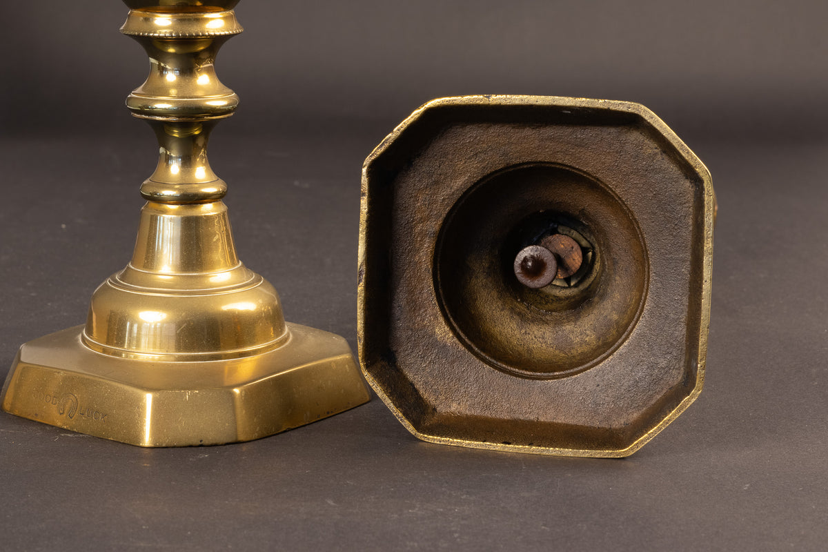 Großes Paar viktorianischer Kupferkerzenständer mit „Good Luck“-Punze – ca. 1900 (31,6 cm)