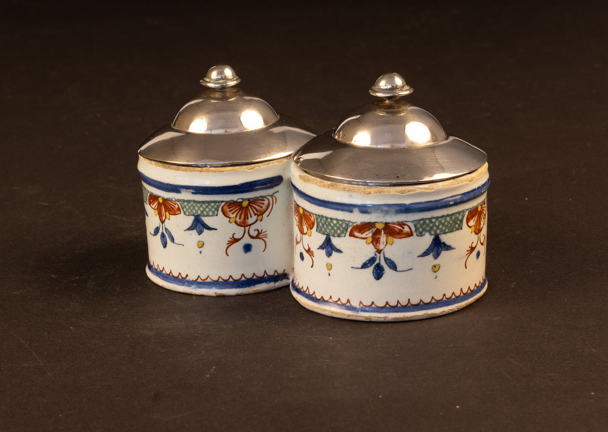 Zeldzame 18e-eeuwse Franse polychrome faïence salière double met zilveren deksels – Rouen / Sinceny, ca. 1730–1750