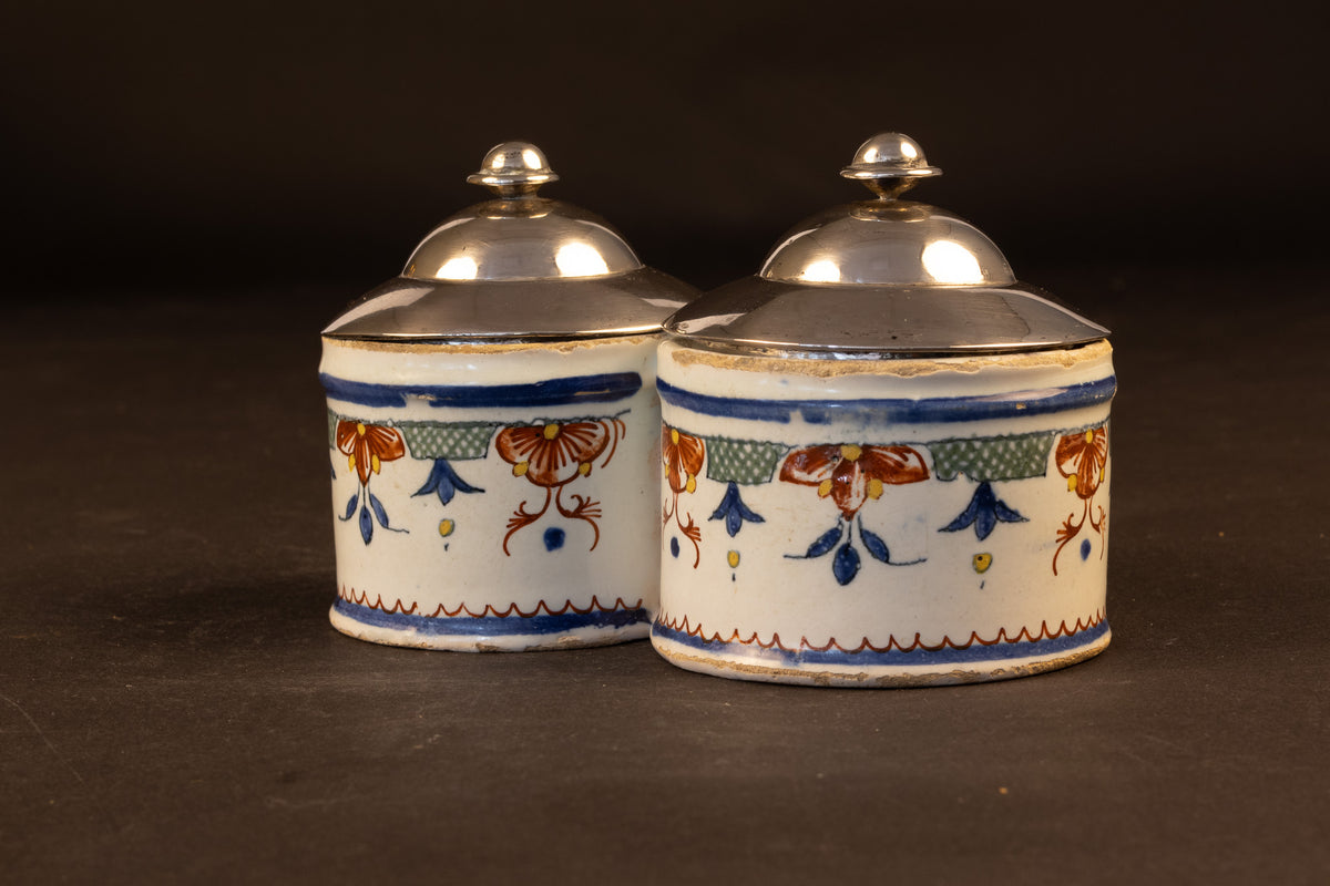 Zeldzame 18e-eeuwse Franse polychrome faïence salière double met zilveren deksels – Rouen / Sinceny, ca. 1730–1750