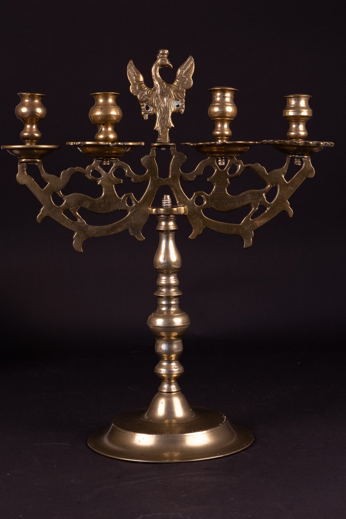 Seltene monumentale Messing-Sabbatkerze mit Hirschen und polnischem Adler – Nürnberg, ca. 1700