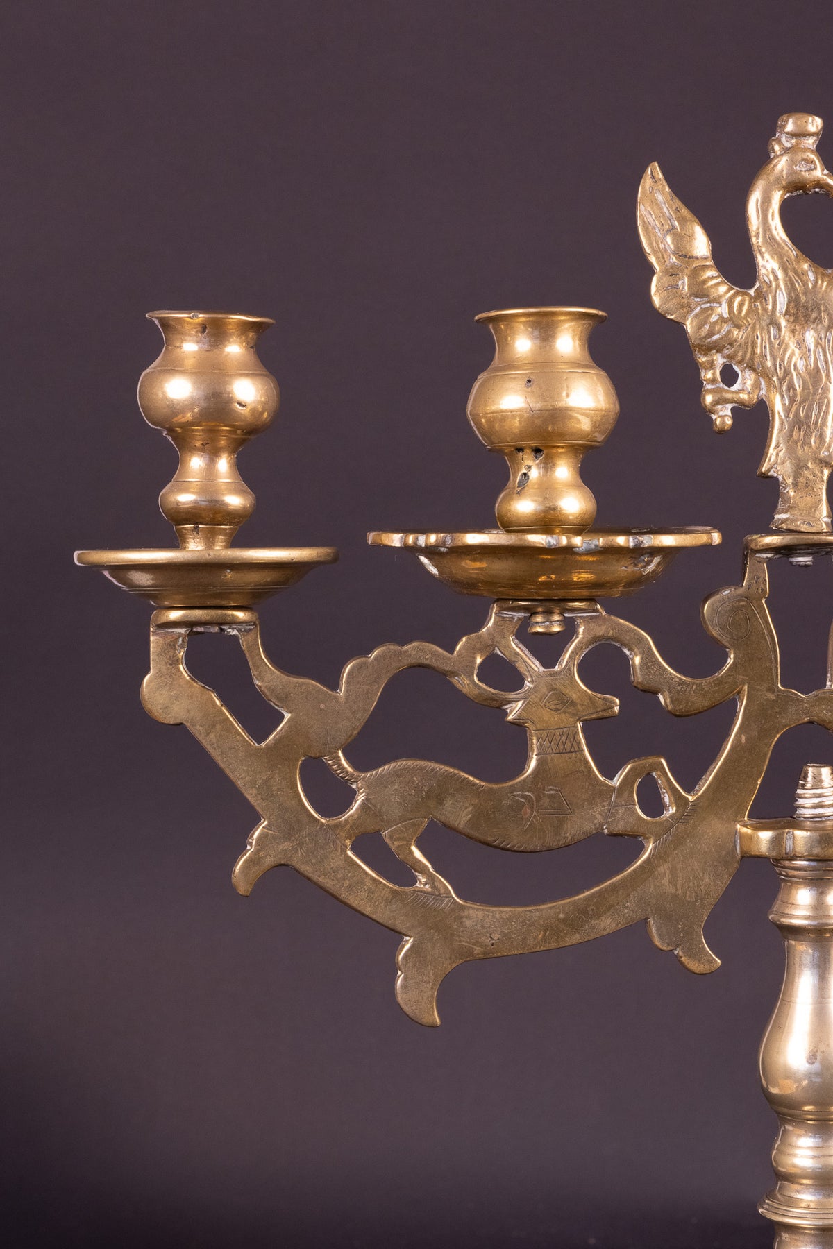 Seltene monumentale Messing-Sabbatkerze mit Hirschen und polnischem Adler – Nürnberg, ca. 1700