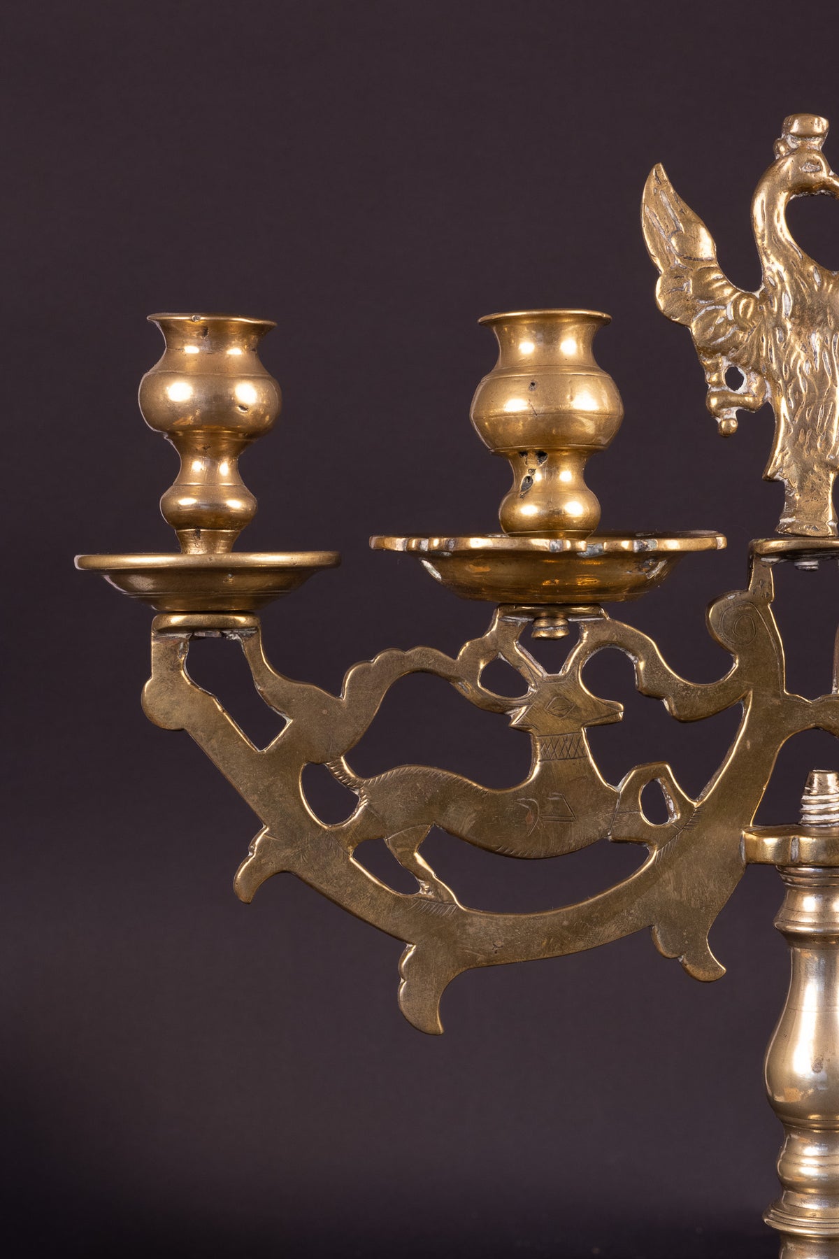 Seltene monumentale Messing-Sabbatkerze mit Hirschen und polnischem Adler – Nürnberg, ca. 1700