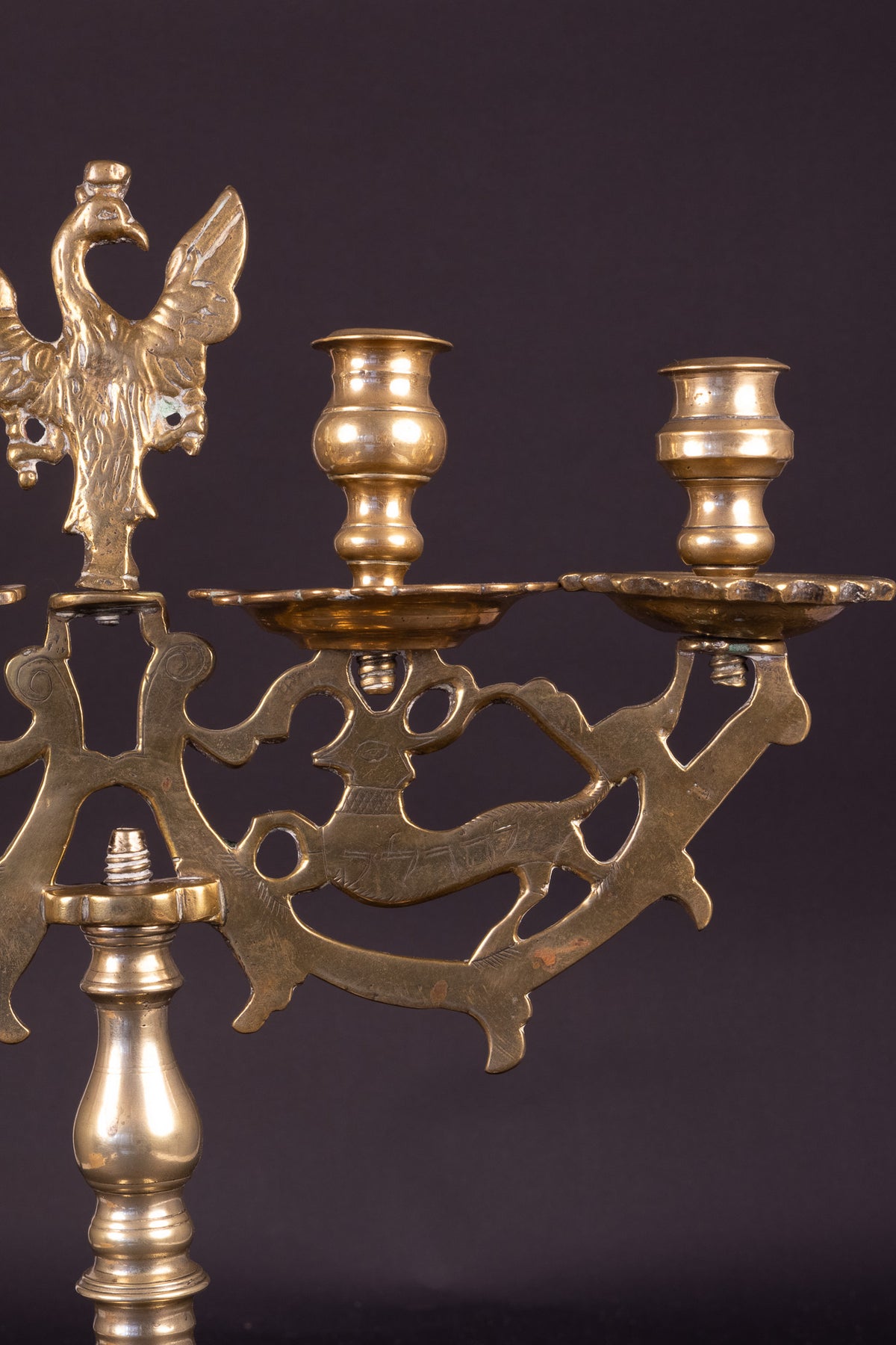 Seltene monumentale Messing-Sabbatkerze mit Hirschen und polnischem Adler – Nürnberg, ca. 1700