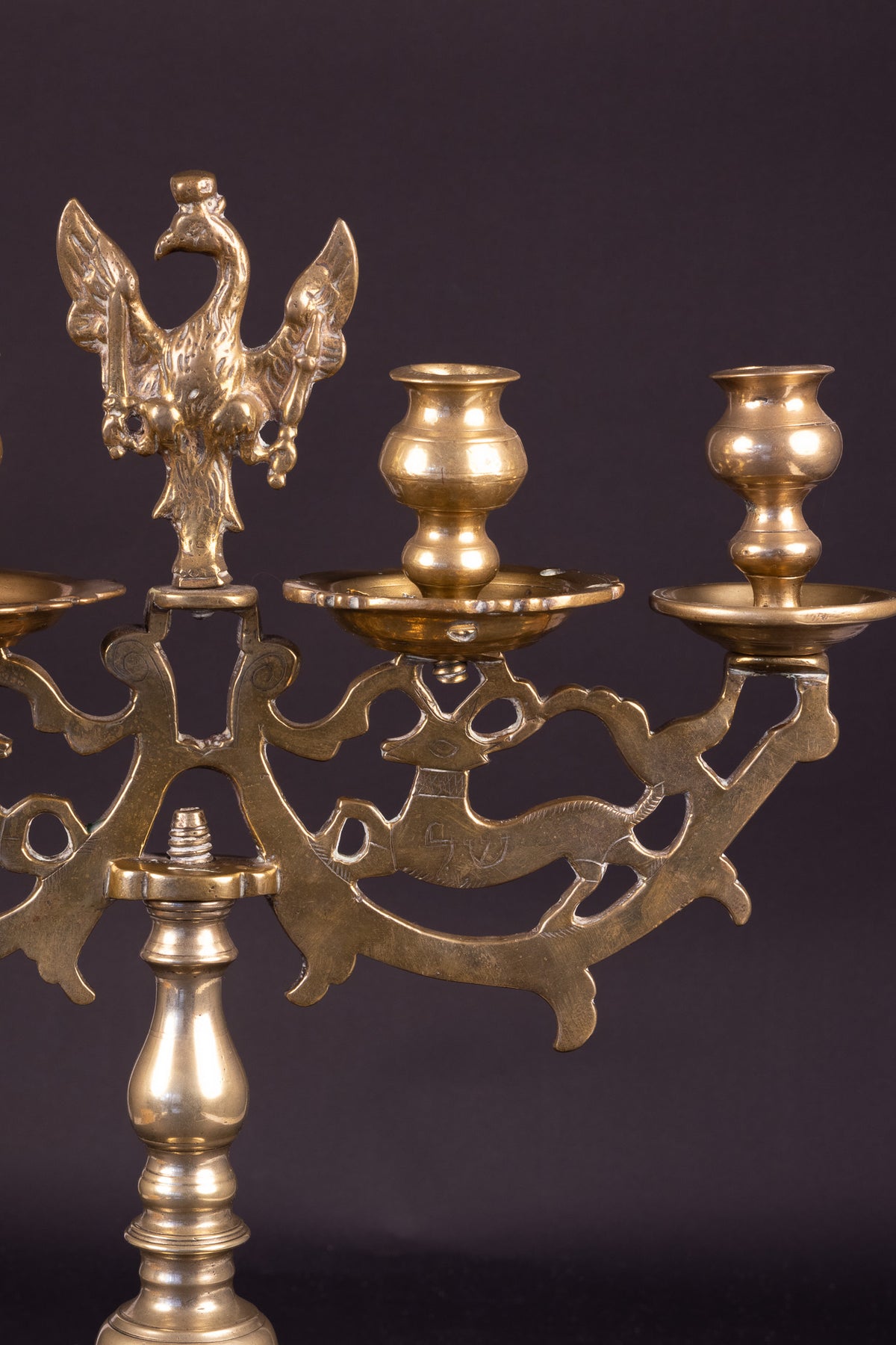 Seltene monumentale Messing-Sabbatkerze mit Hirschen und polnischem Adler – Nürnberg, ca. 1700