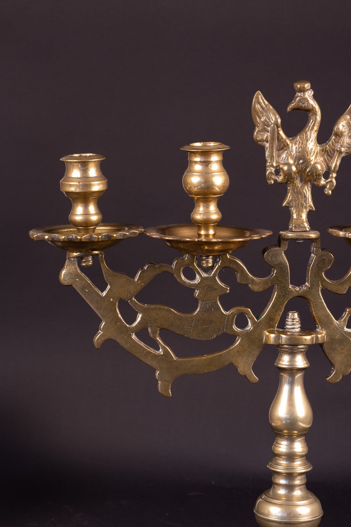 Seltene monumentale Messing-Sabbatkerze mit Hirschen und polnischem Adler – Nürnberg, ca. 1700