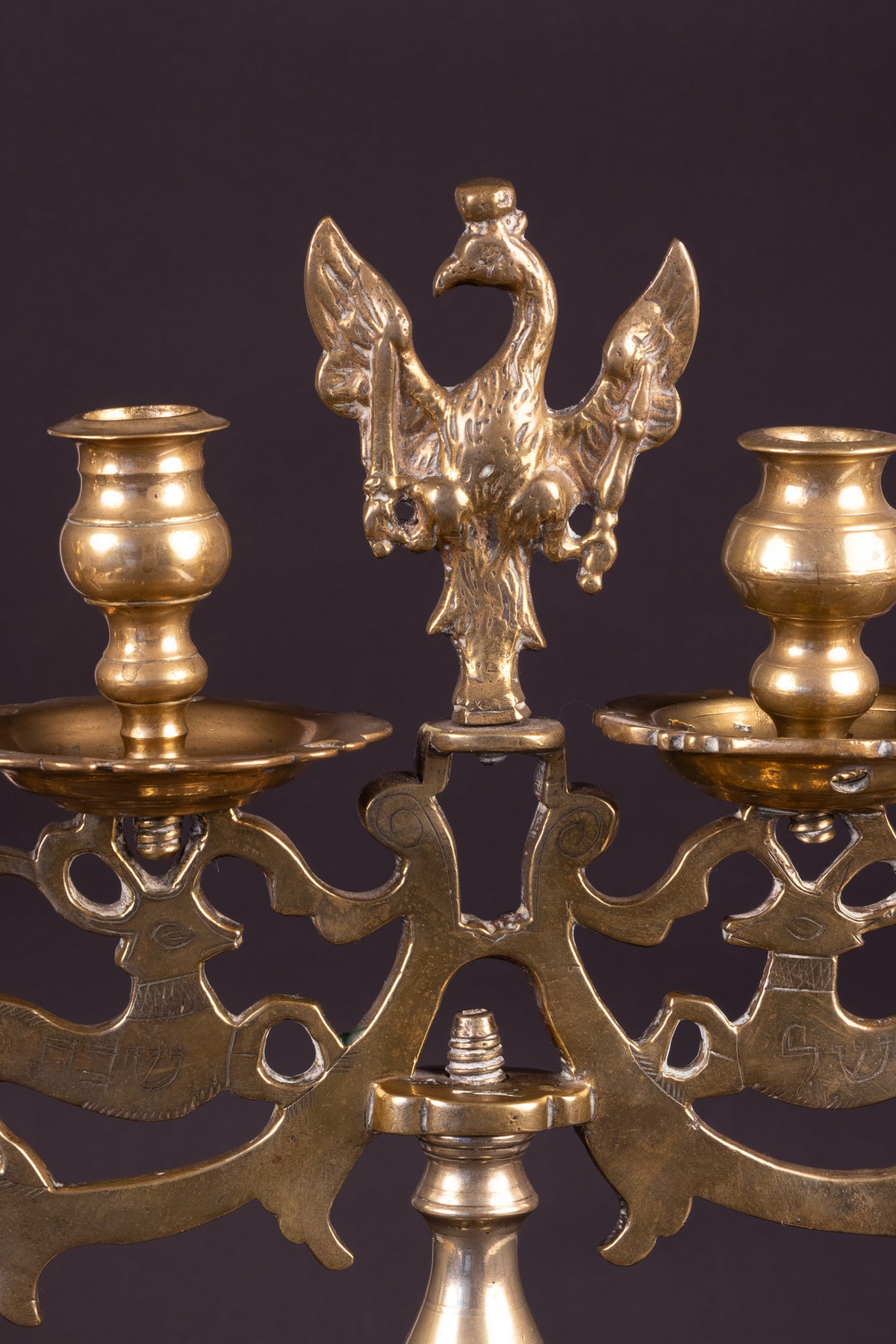 Seltene monumentale Messing-Sabbatkerze mit Hirschen und polnischem Adler – Nürnberg, ca. 1700