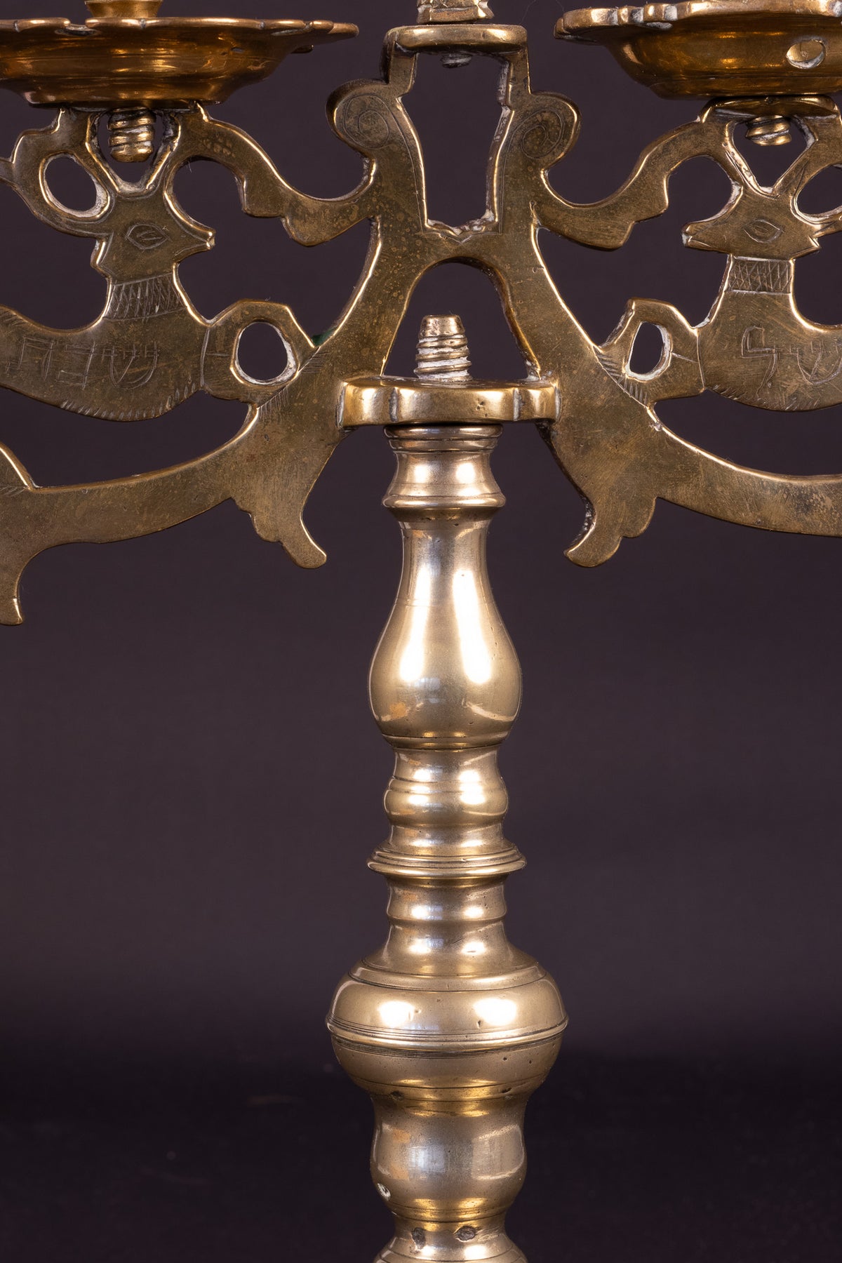 Seltene monumentale Messing-Sabbatkerze mit Hirschen und polnischem Adler – Nürnberg, ca. 1700