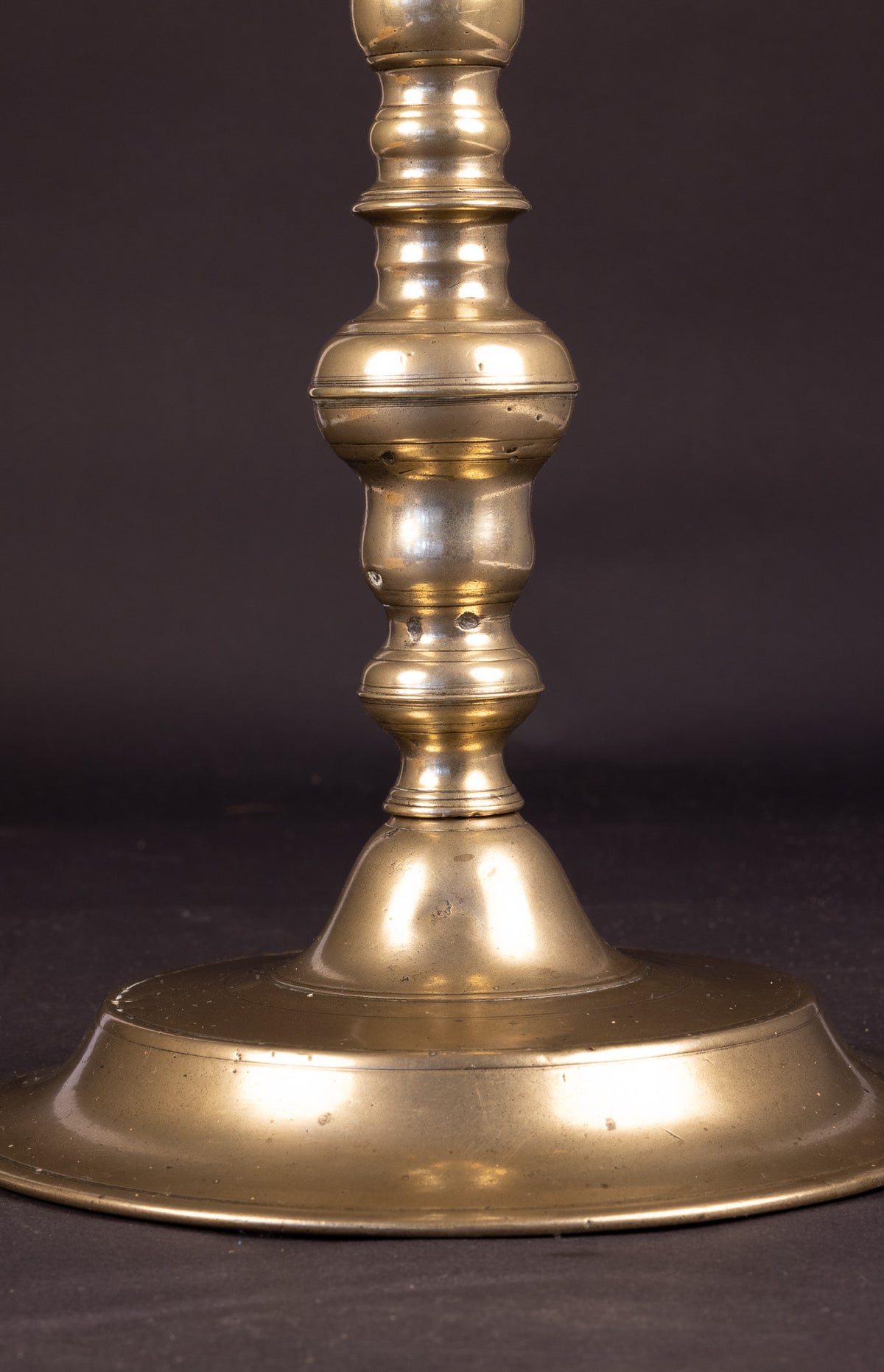 Seltene monumentale Messing-Sabbatkerze mit Hirschen und polnischem Adler – Nürnberg, ca. 1700