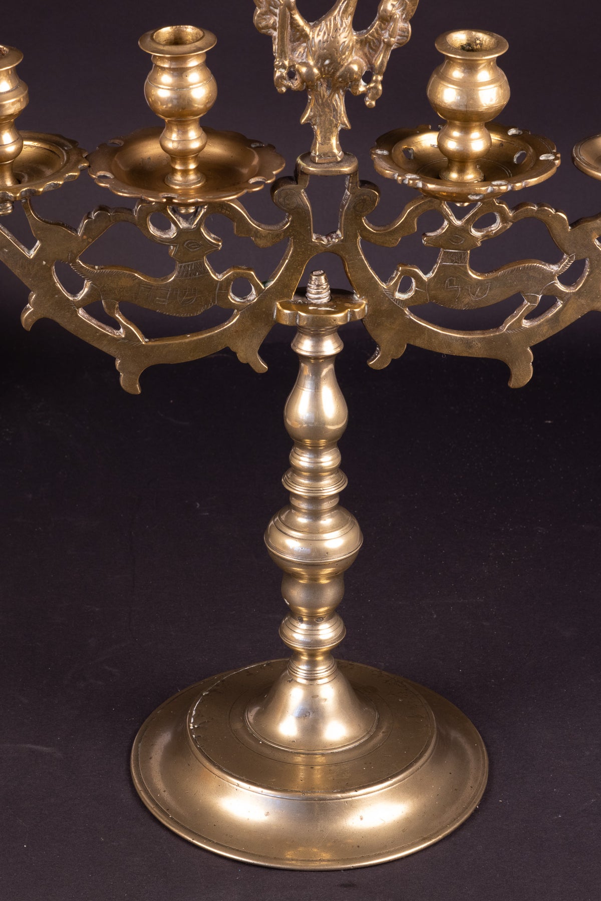 Seltene monumentale Messing-Sabbatkerze mit Hirschen und polnischem Adler – Nürnberg, ca. 1700