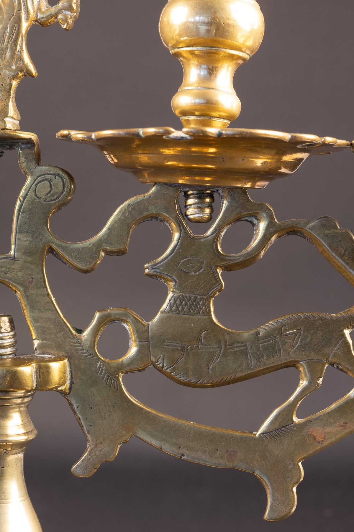 Seltene monumentale Messing-Sabbatkerze mit Hirschen und polnischem Adler – Nürnberg, ca. 1700