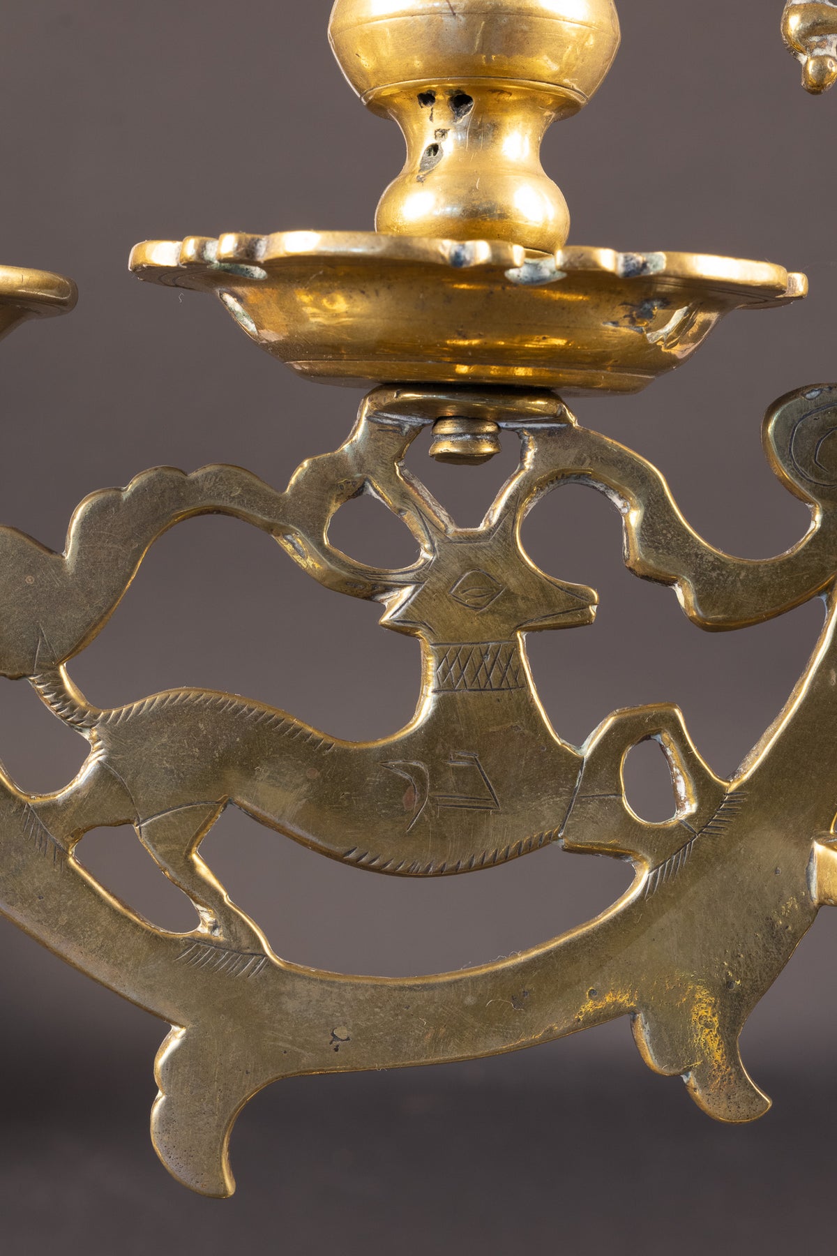 Seltene monumentale Messing-Sabbatkerze mit Hirschen und polnischem Adler – Nürnberg, ca. 1700