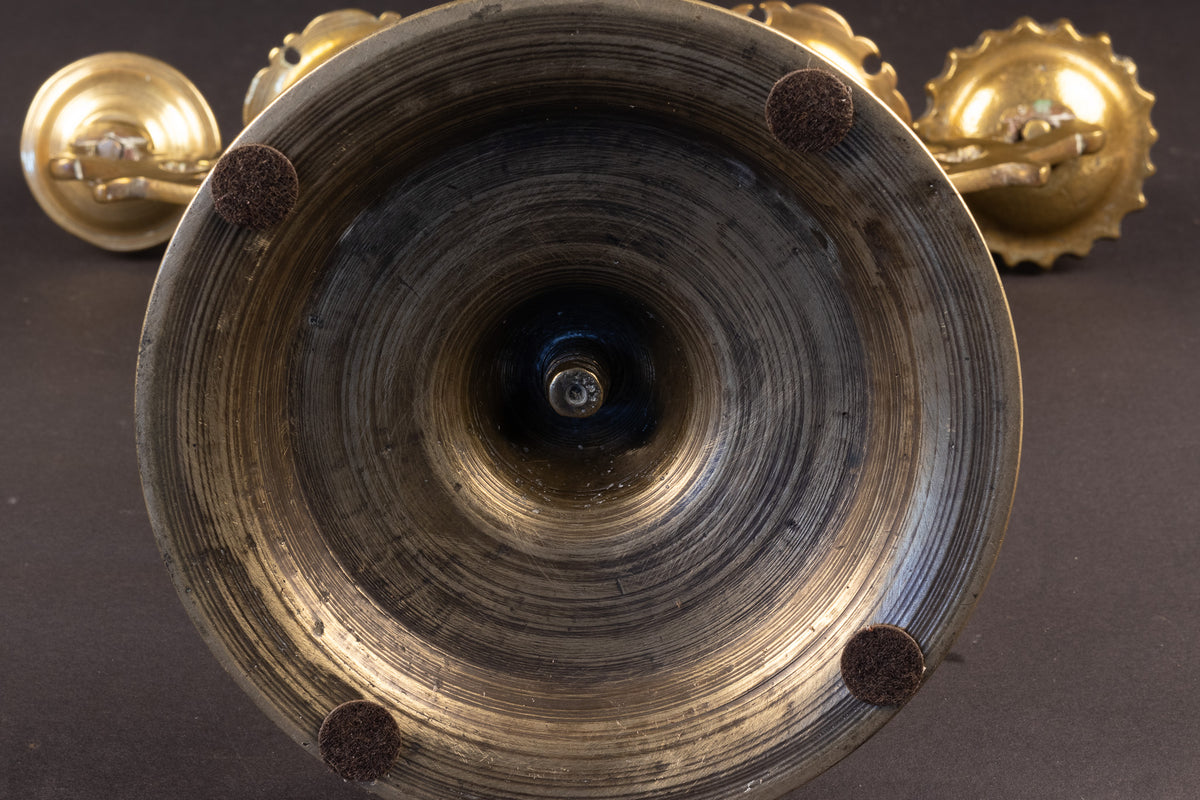 Seltene monumentale Messing-Sabbatkerze mit Hirschen und polnischem Adler – Nürnberg, ca. 1700