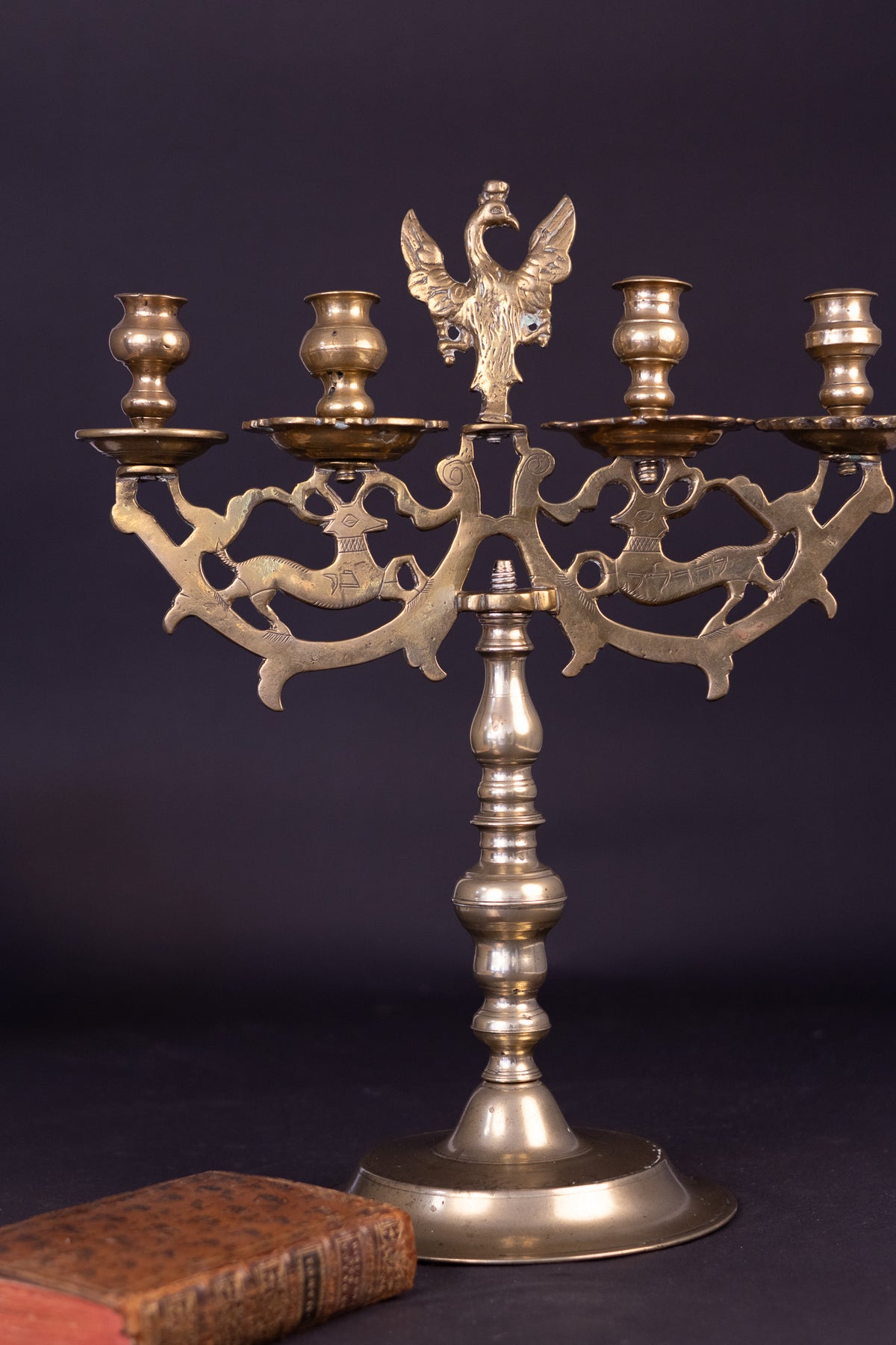 Seltene monumentale Messing-Sabbatkerze mit Hirschen und polnischem Adler – Nürnberg, ca. 1700