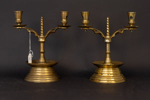 Paar neogotischer Armleuchter aus Messing (2-flammig) – ca. 1880